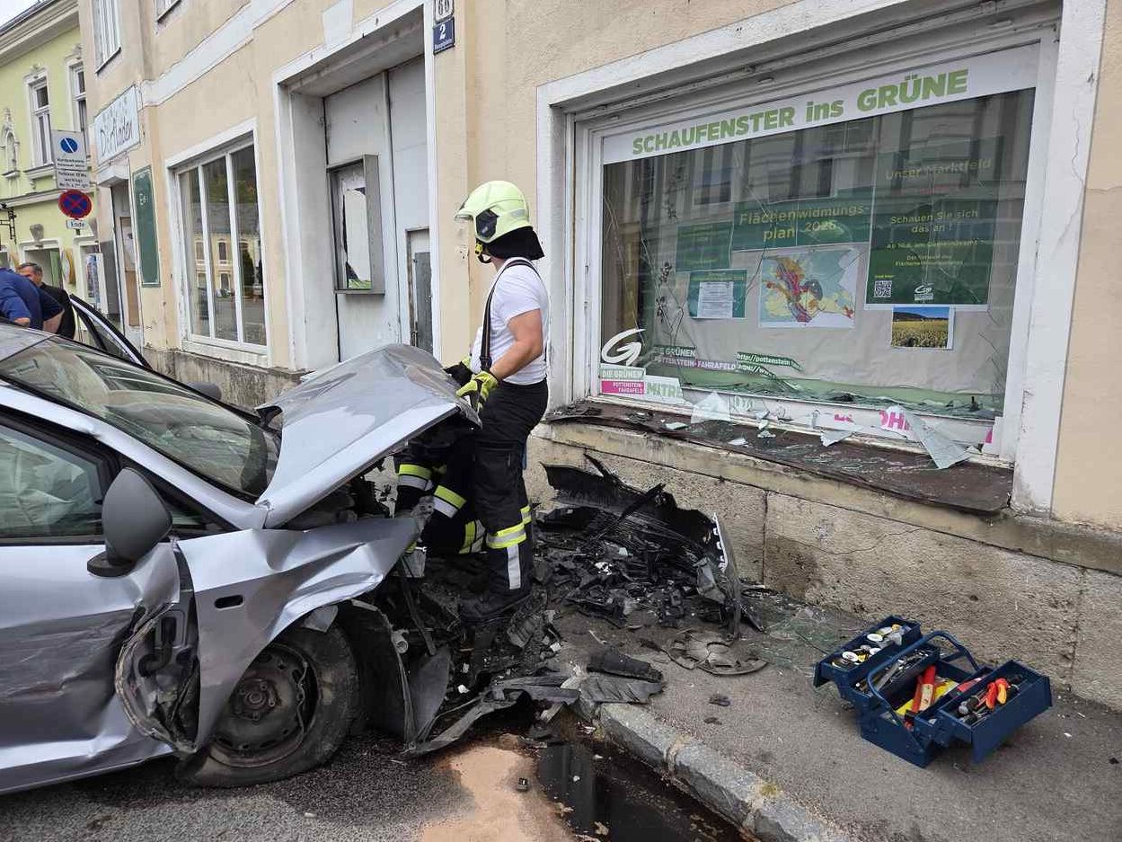 Eine Lenkerin prallte mit einem Seat Ibiza frontal gegen die gegenüberliegende Hausmauer eines Wohn- und Geschäftshauses.