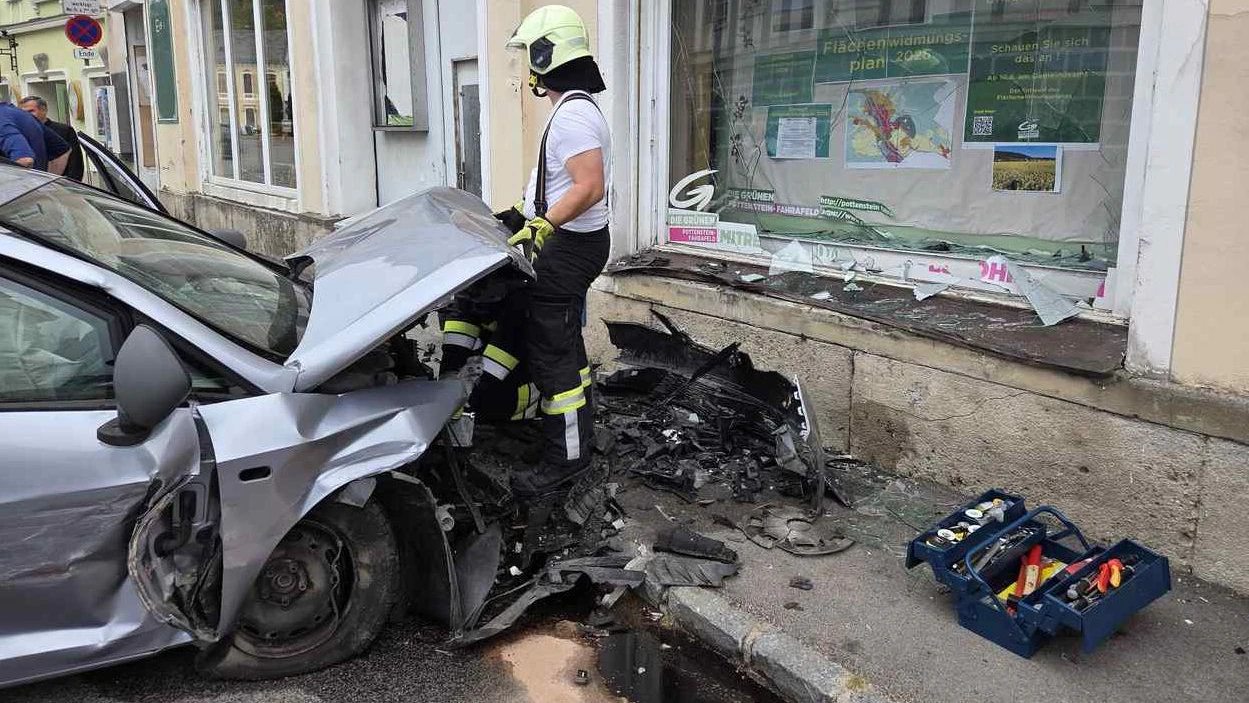 Eine Lenkerin prallte mit einem Seat Ibiza frontal gegen die gegenüberliegende Hausmauer eines Wohn- und Geschäftshauses.