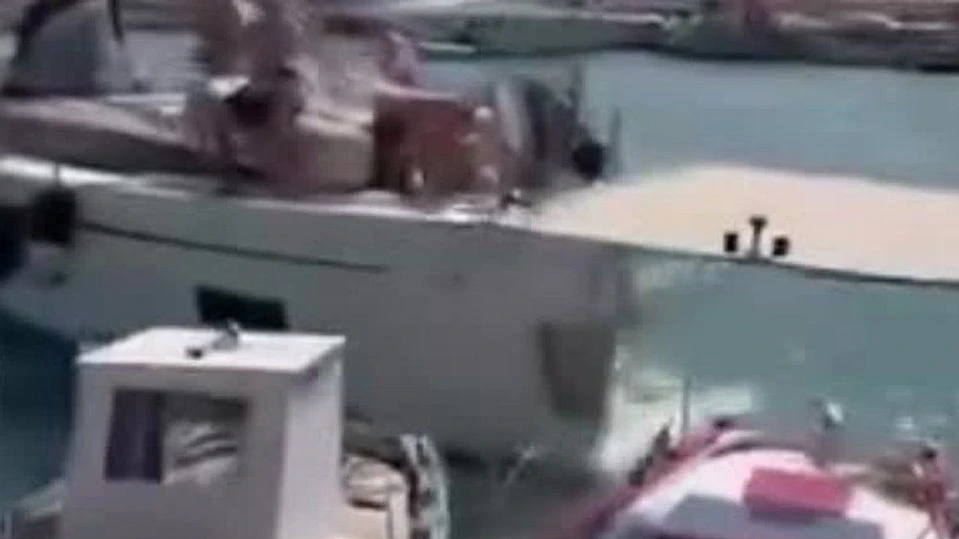 Heute.at - Mit Vollgas in den Hafen – Jacht rammt mehrere Boote