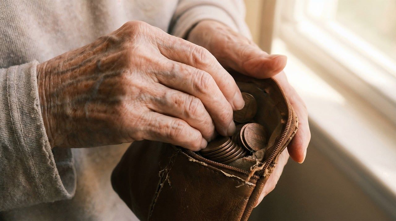 Heute.at - 50 Jahre Vollzeit, jetzt weint Pensionistin um ihr Geld