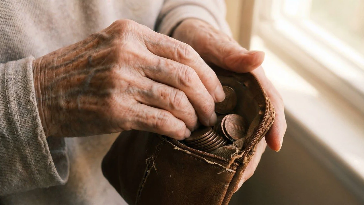 Alte Hände zählen Münzen: Das niedrige Pensionsproblem