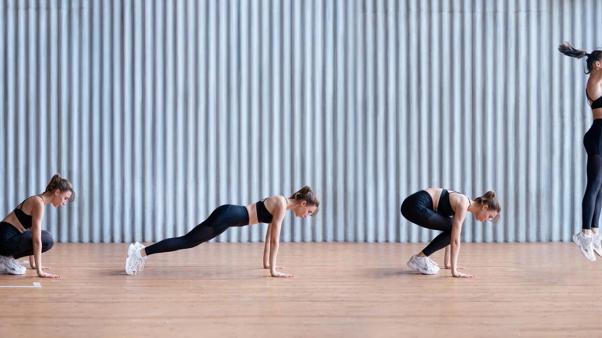 Die sogenannten "Burpees" sind zwar superanstrengend, aber optimal um den Fettstoffwechsel abzukurbeln. 