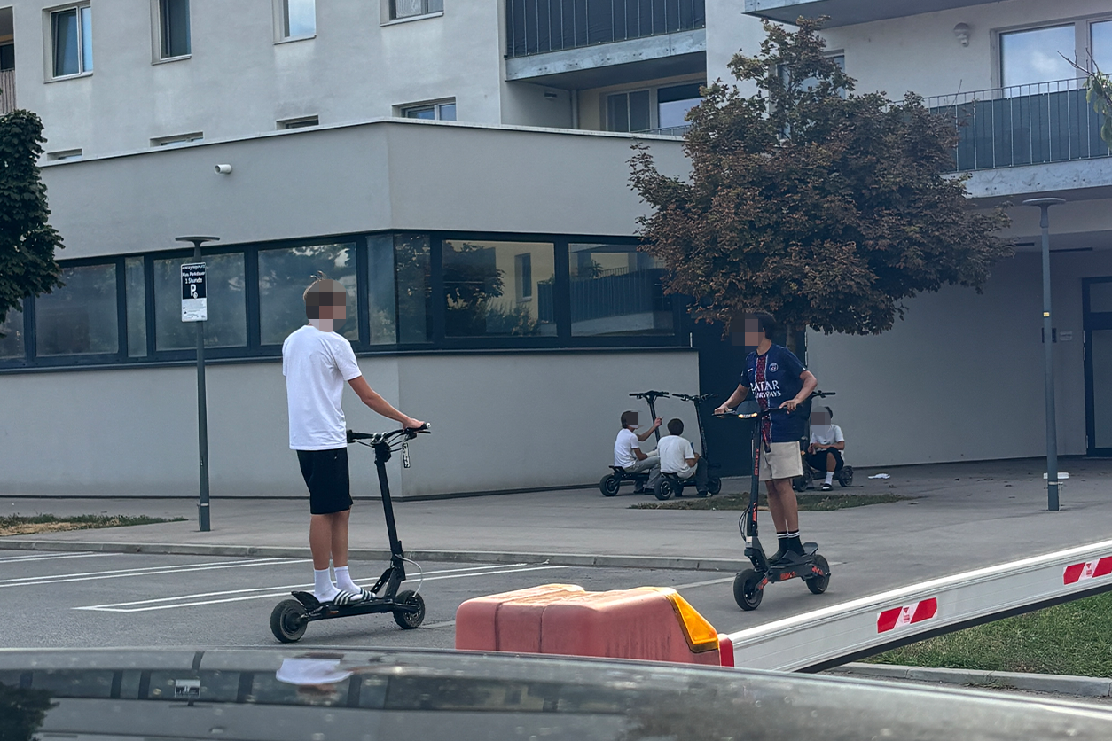 In Adiletten und auf E-Scootern sorgen die Teenies für gewaltigen Ärger in Breitenlee.