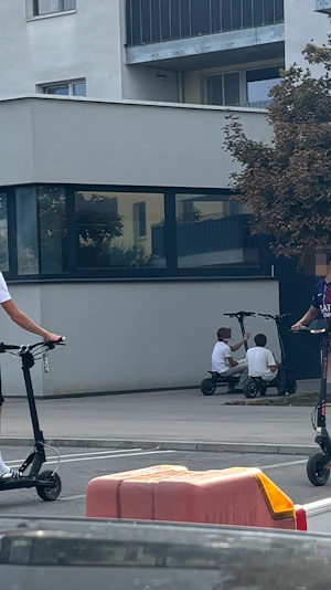 Jugendbande in Breitenlee: Wiener Adiletten-Gang sorgt mit E-Scootern für Polizeieinsätze, Vandalismus und Ärger bei Anrainern in der Donaustadt.