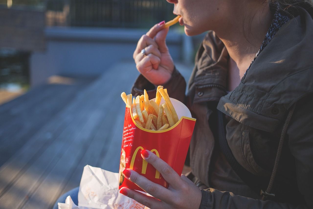 Frau mit McDonald's Pommes