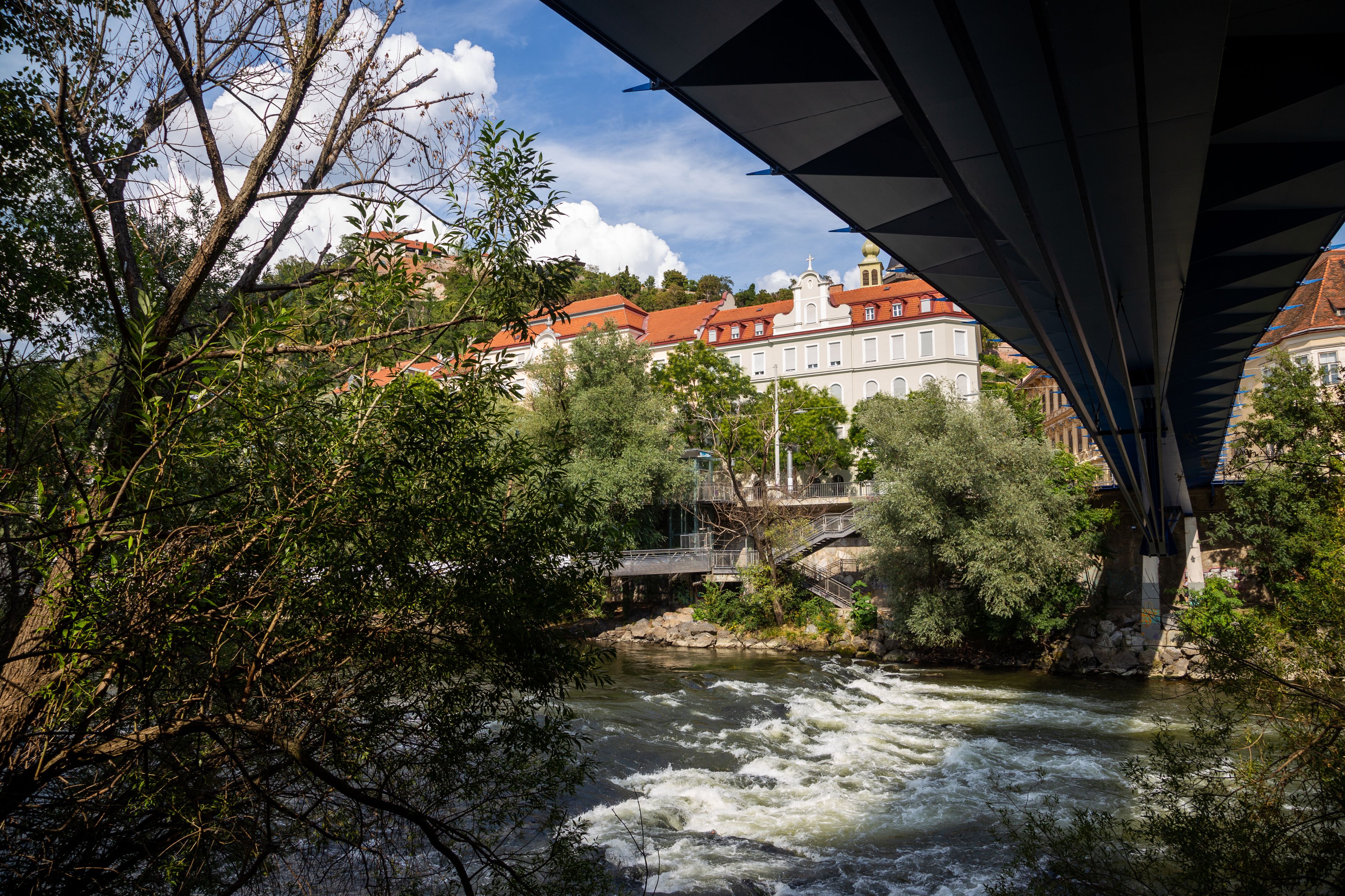 Eine Meldung über eine möglicherweise in die Mur gestürzte Person sorgte am Mittwoch für einen Polizeigroßeinsatz in Graz. 