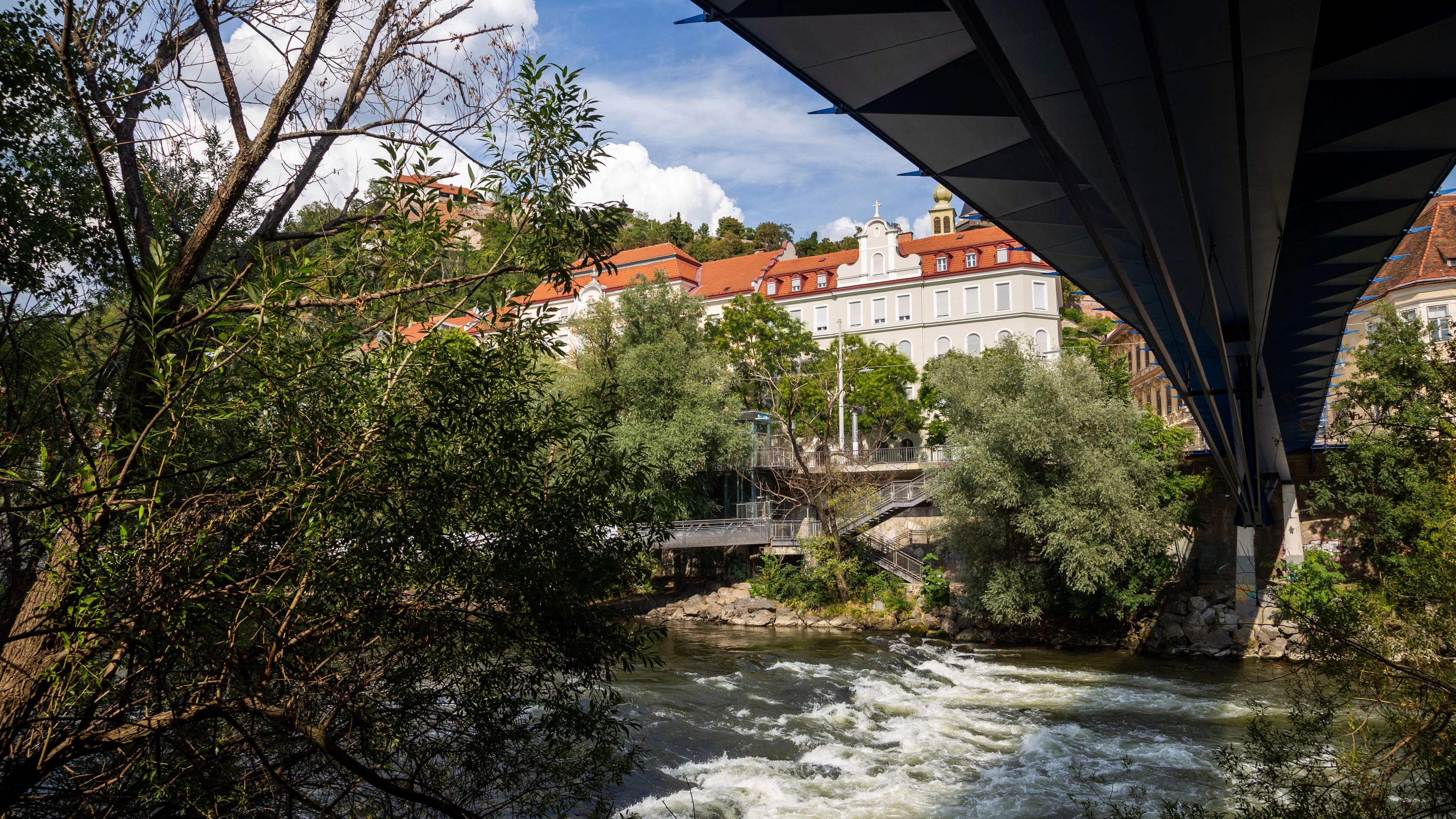 Heute.at - Person in Mur gestürzt – Polizei-Großeinsatz in Graz