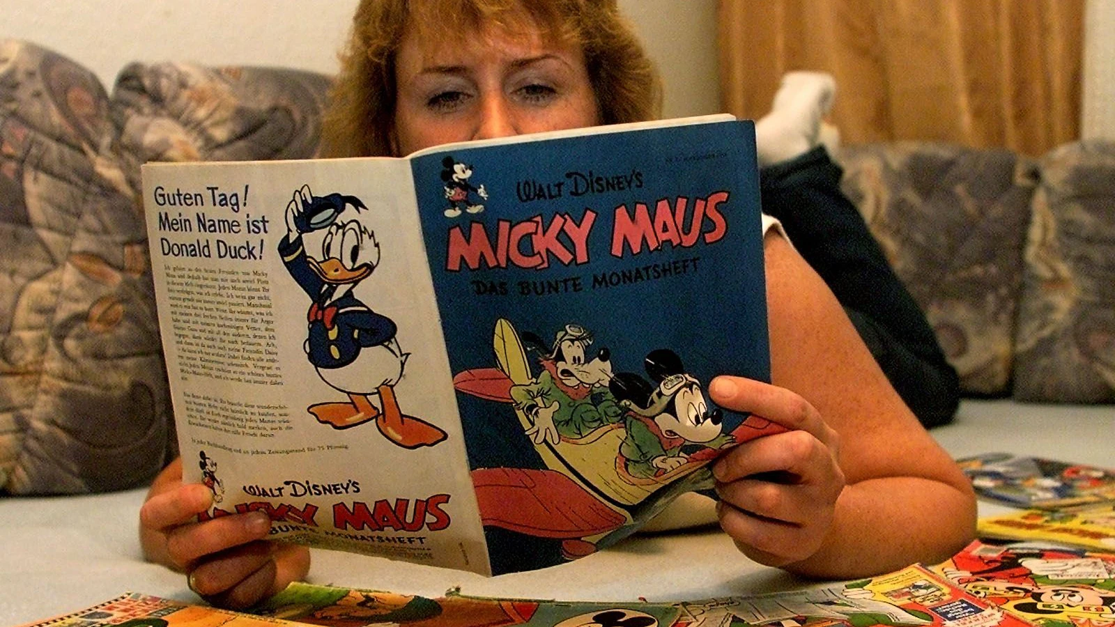 FEATURE Walt Disney`s Micky Maus-Heft feiert heute seinen 50. Geburtstag: Brigitte beim Lesen des Ersten (datiert Nr.1/1951) von insgesamt 2.385 Heften. APA-Foto: Günter R. Artinger