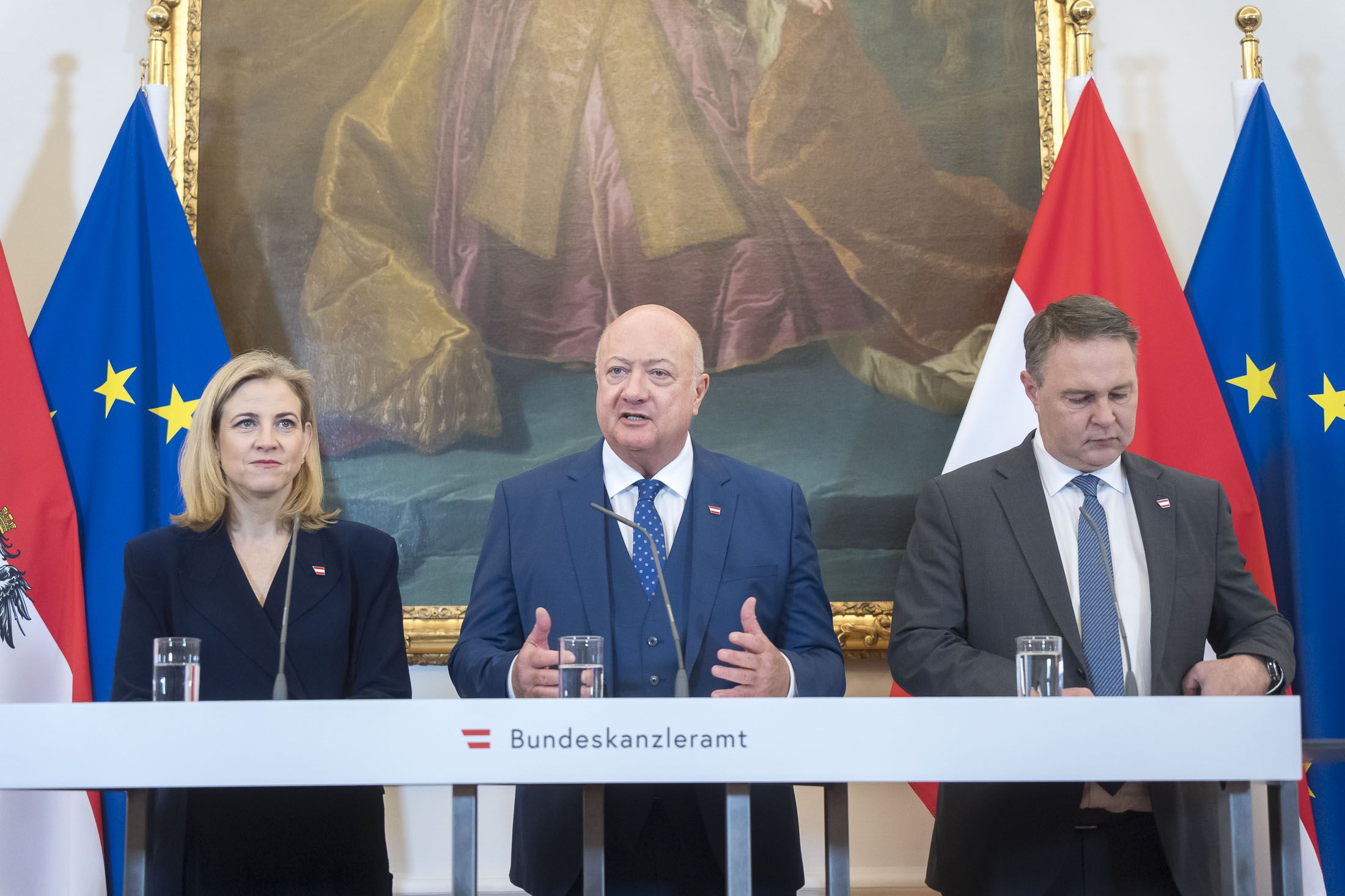 Vizekanzler Andreas Babler (r.) zieht im Vergleich zu Kanzler Christian Stocker und Außenministerin Beate Meinl-Reisinger immer wieder den Kürzeren.