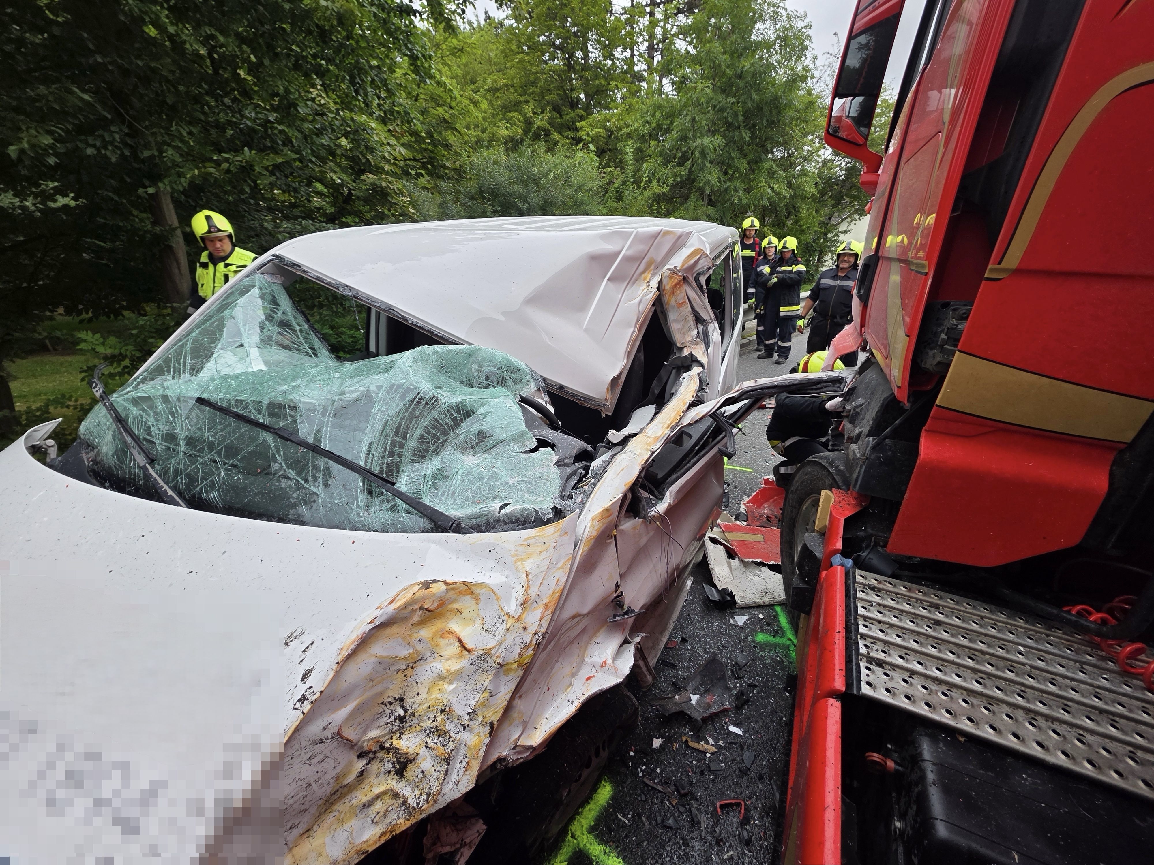 Bei der Kollision wurden zwei Personen verletzt.