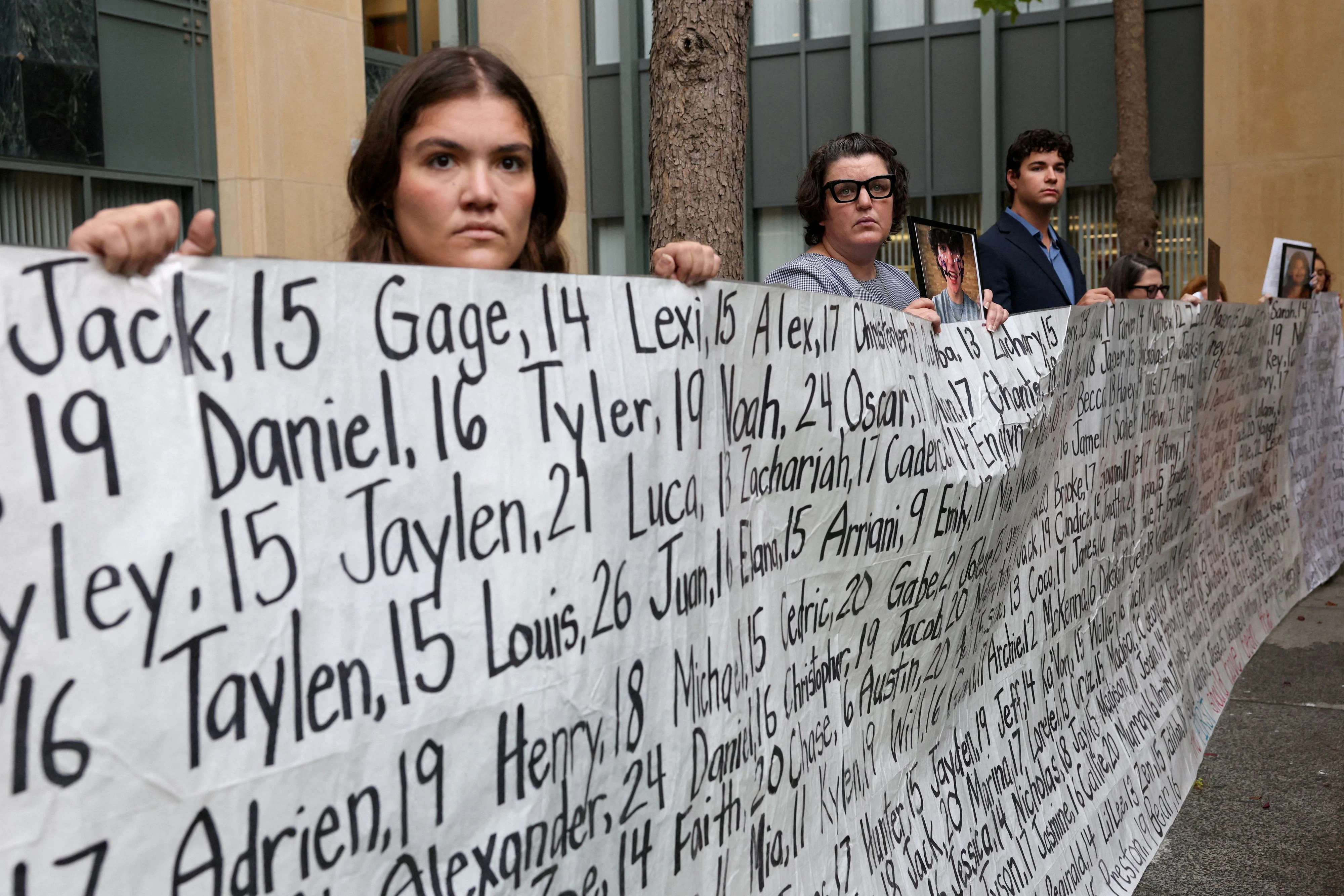 Während im Gerichtsgebäude von Oakland der Prozess gegen Meta startete, protestierten draußen Angehörige von Social-Media-Opfern gegen den Konzern