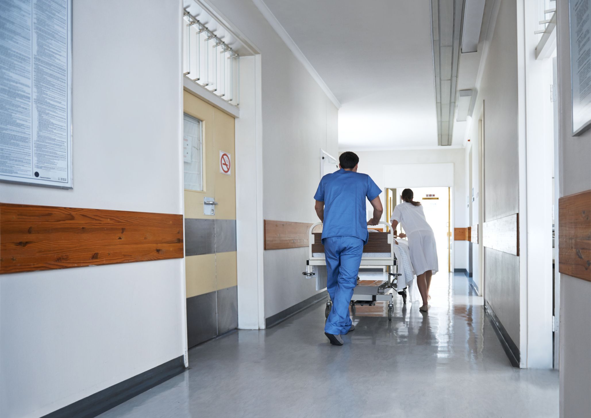 Wer neu in den Pflegeberuf einsteigt, kann je nach Träger mit einem Bruttomonatsgehalt von etwa 2.900 bis 3.100 Euro rechnen.