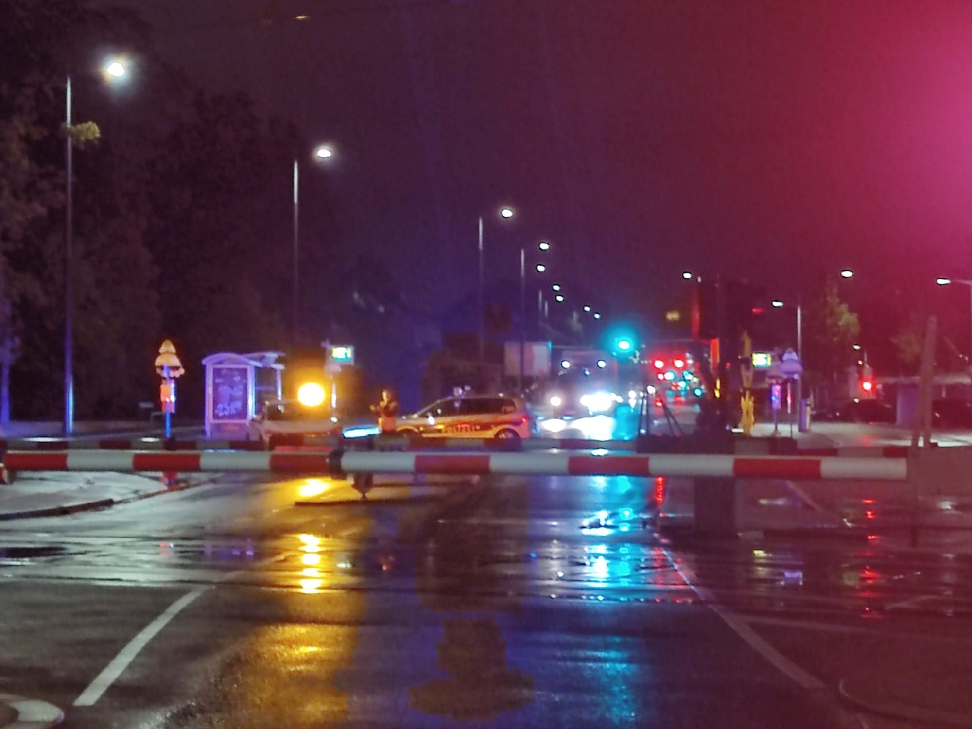 In Wien-Favoriten kam es in der Nacht auf Mittwoch zu einem heftigen Bltzeinschlag.