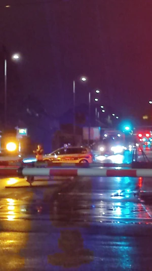 Blitzeinschlag in Wien-Favoriten legt Verkehr lahm: Einsatzkräfte rasch vor Ort, Schrankenanlage außer Betrieb, keine Verletzten gemeldet.