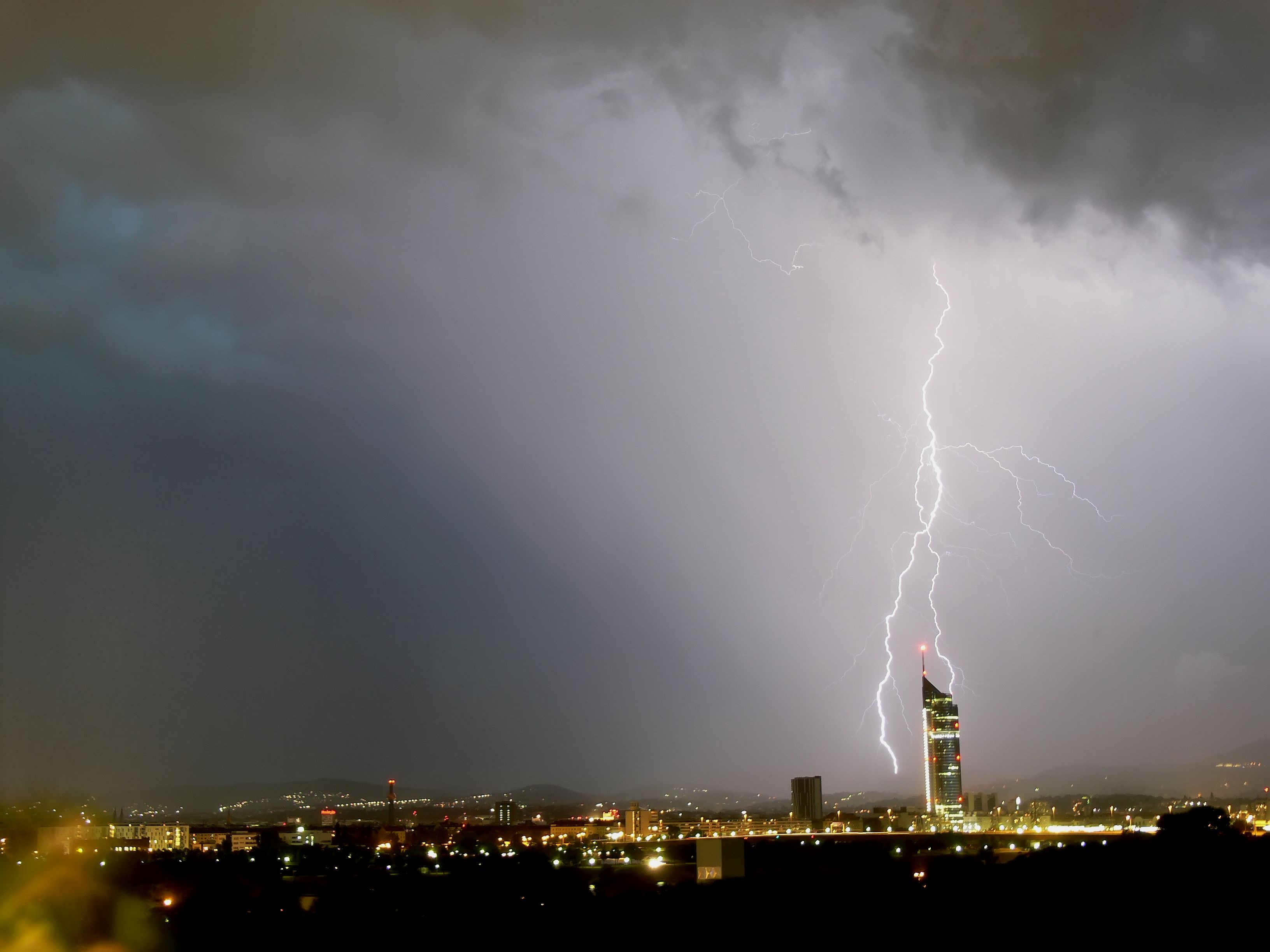 Heute.at - Mega-Blitz in Wien lässt selbst Meteorologen staunen
