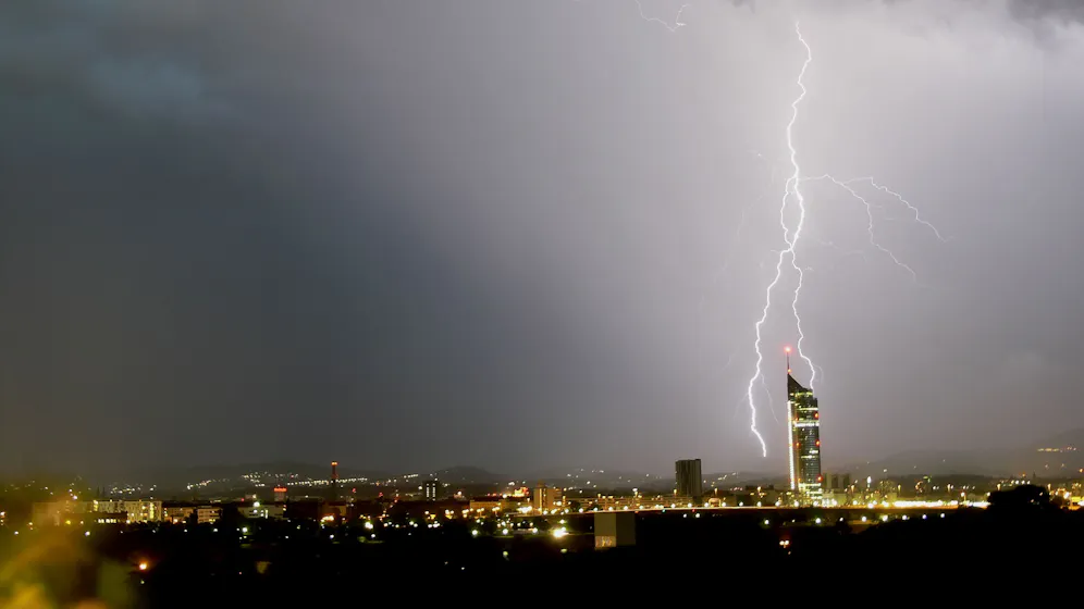 Heute.at - Mega-Blitz in Wien lässt selbst Meteorologen staunen