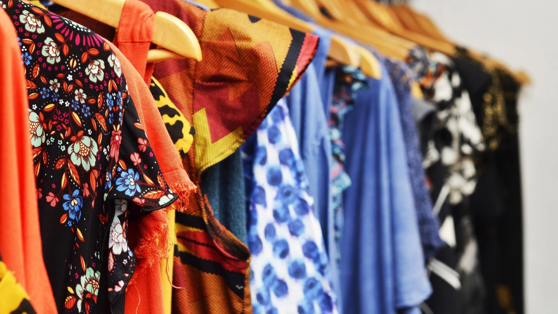 Kleidung in der Boutique