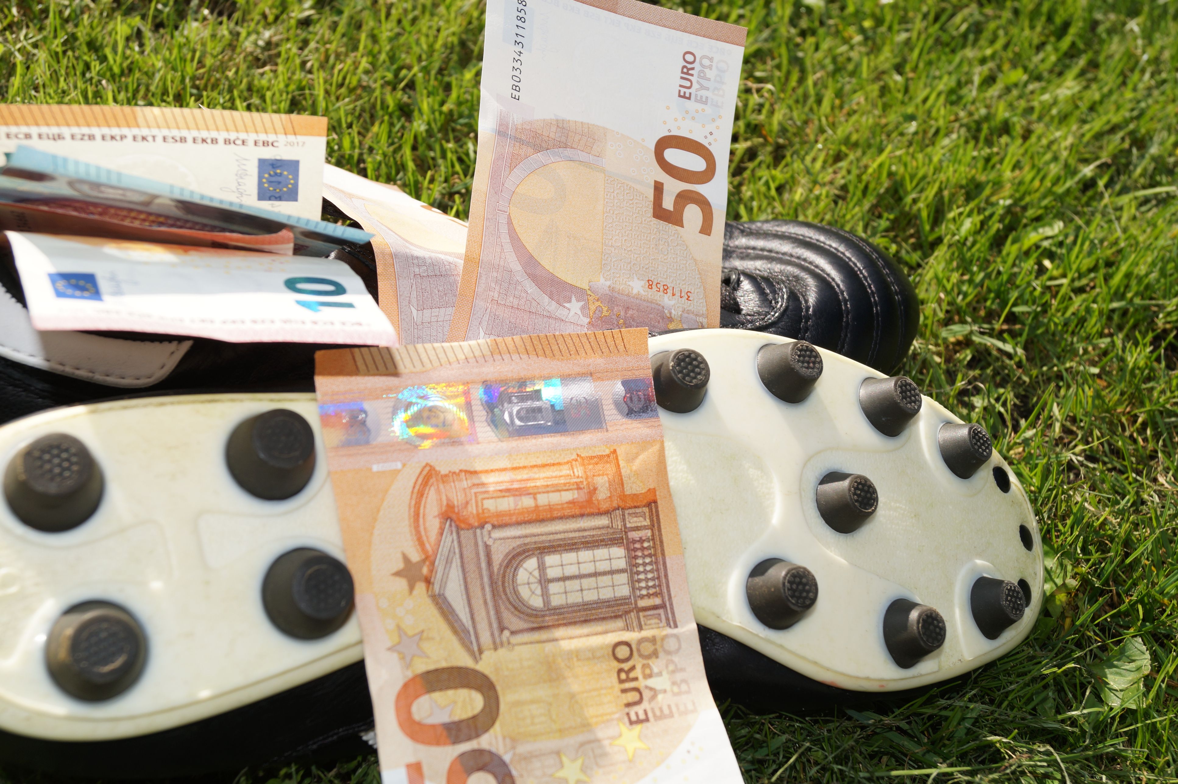 Der Ex-Kicker soll mehr als eine Million Euro zahlreicher Opfer verspielt haben.