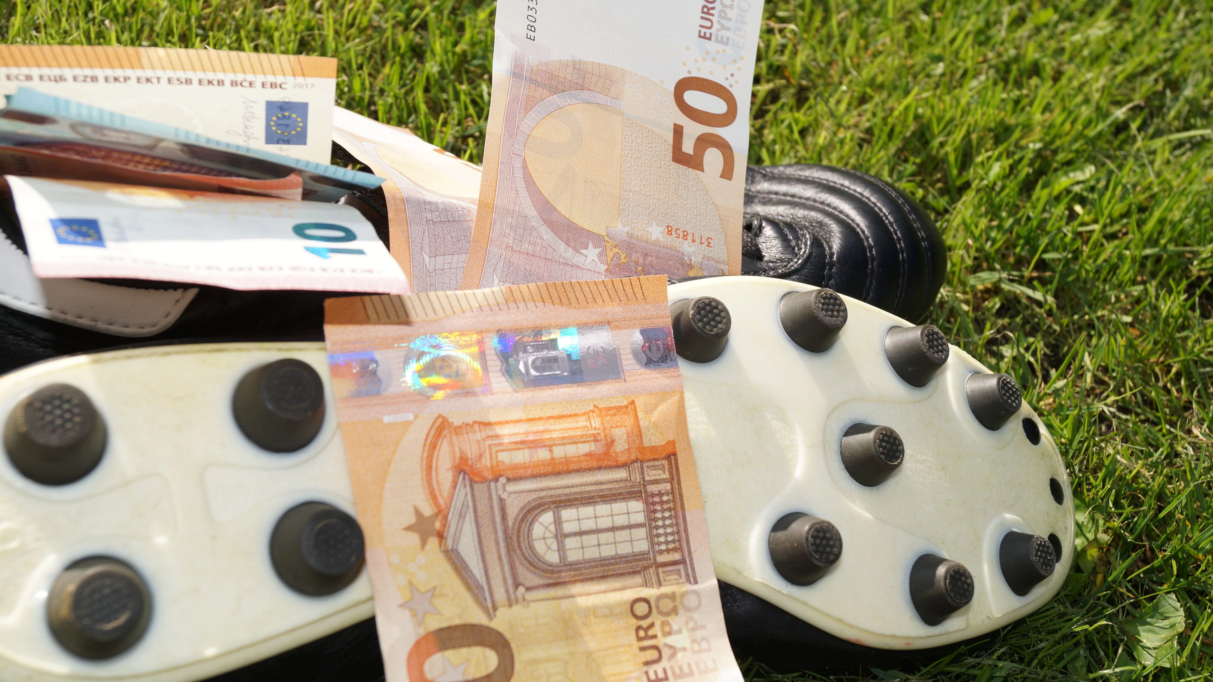 Der Ex-Kicker soll mehr als eine Million Euro zahlreicher Opfer verspielt haben.
