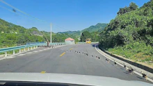 Mann treibt disziplinierte Enten über Straße