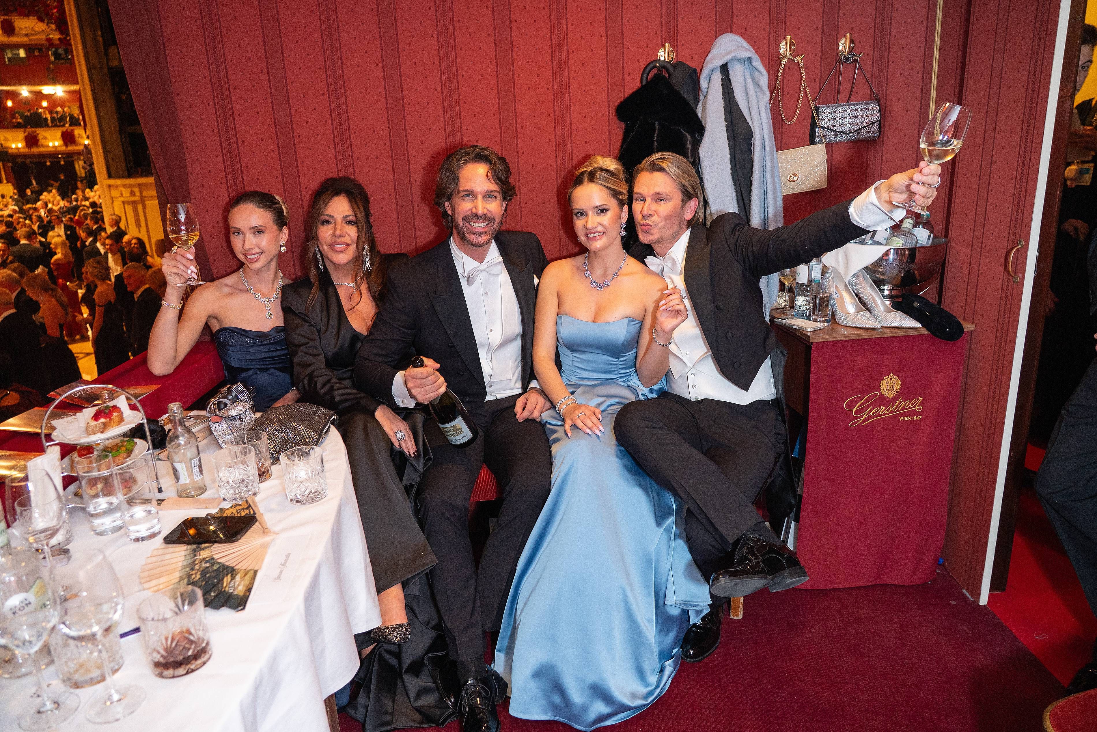 Davina und Shania Geiss und Simone Thomalla nahmen unter anderem 2026 in der Loge von Michael Lameraner und Adi Weiss Platz