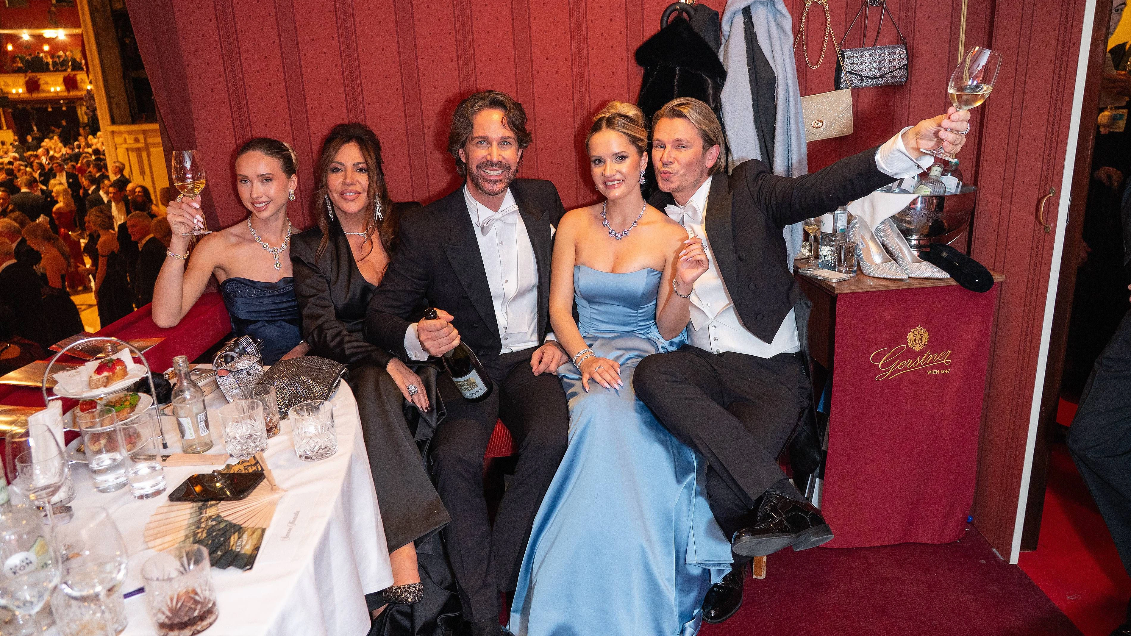 Davina und Shania Geiss und Simone Thomalla nahmen unter anderem 2026 in der Loge von Michael Lameraner und Adi Weiss Platz