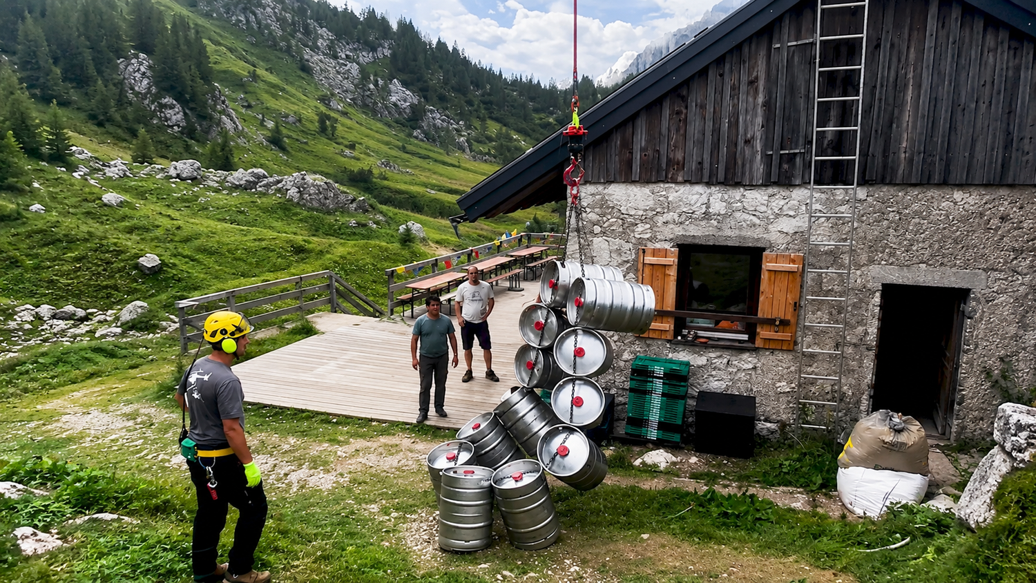 Spektakulärer Bier-Nachschub auf der Pühringerhütte: Zwölf Fässer werden per Hubschrauber punktgenau vor der Hütte abgesetzt.