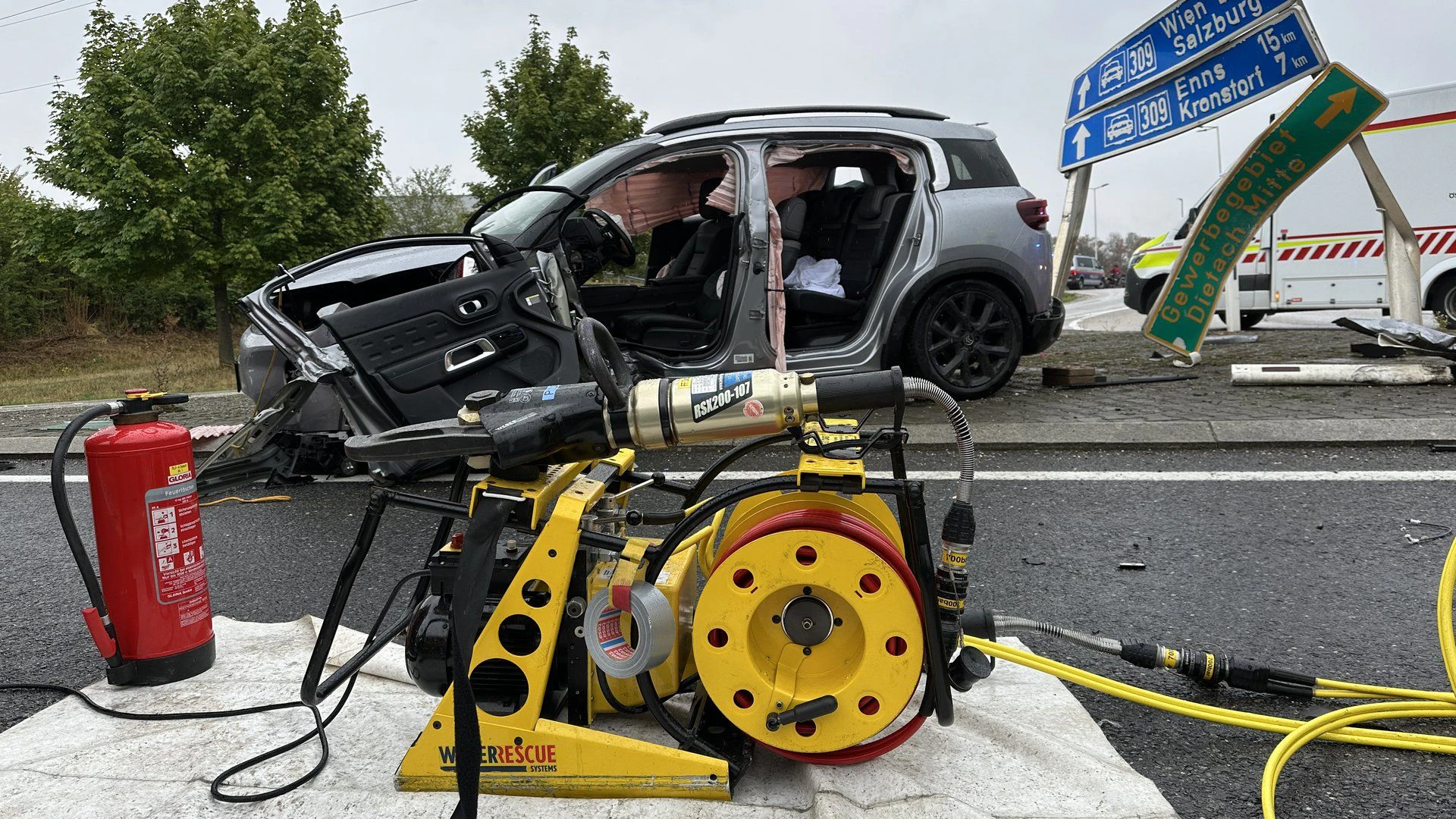 Die Feuerwehr musste eine Person aus dem Auto befreien.