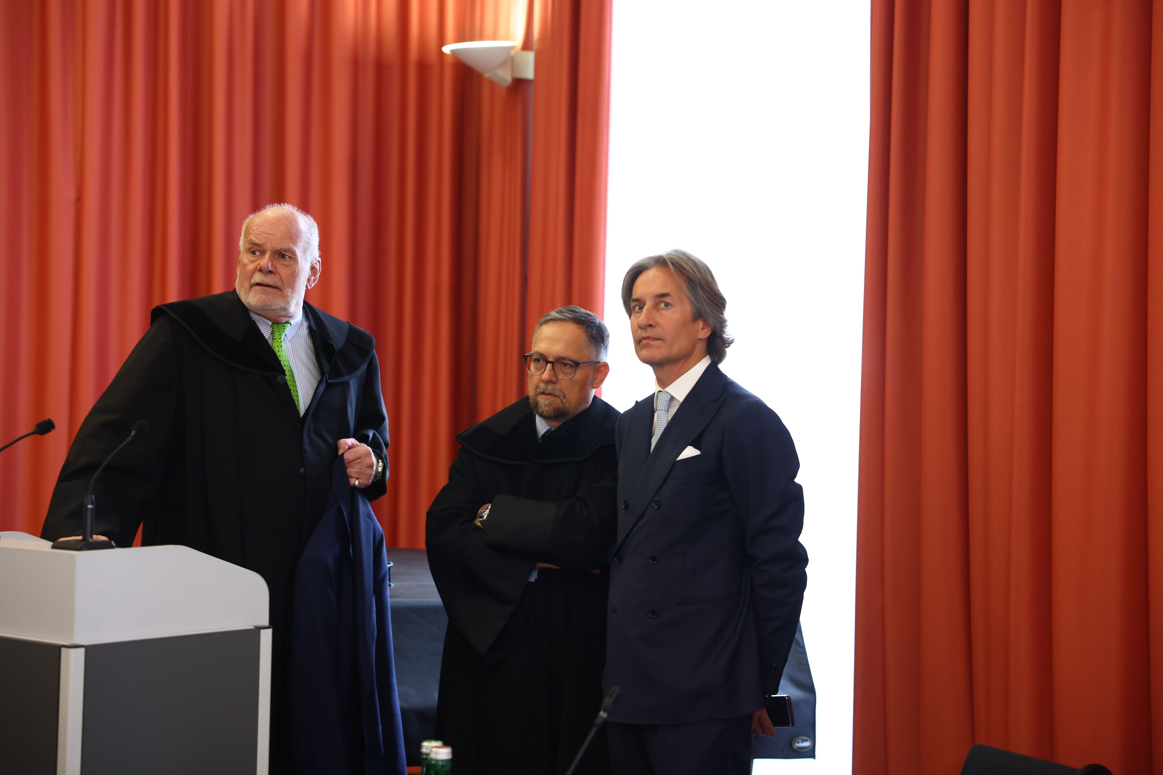 Karl-Heinz Grasser mit seinen Anwälten Manfred Ainedter (li.) und Norbert Wess beim Berufungsverfahren am OGH Wien Ende März 2025.