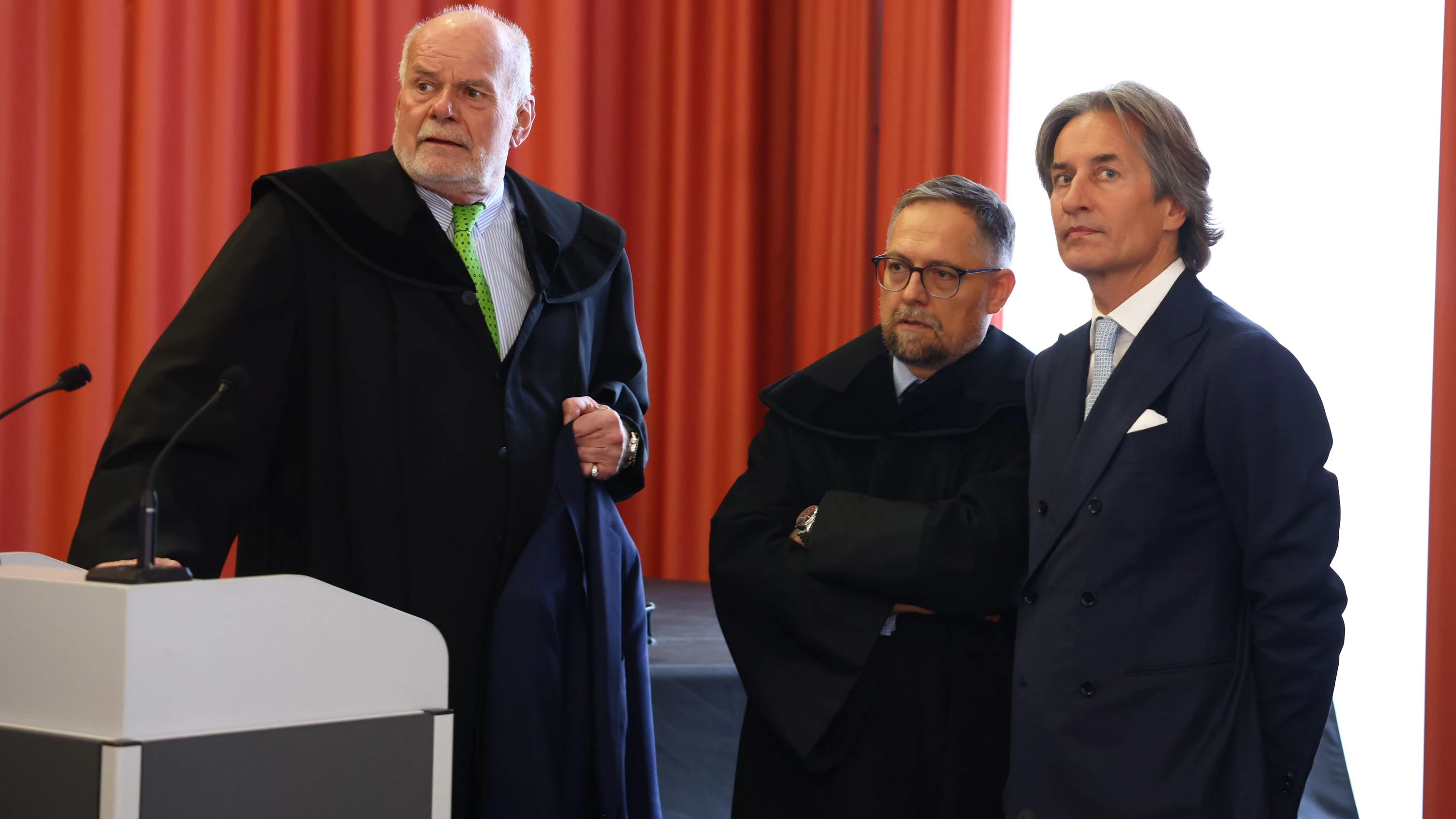 Karl-Heinz Grasser mit seinen Anwälten Manfred Ainedter (li.) und Norbert Wess beim Berufungsverfahren am OGH Wien Ende März 2025.