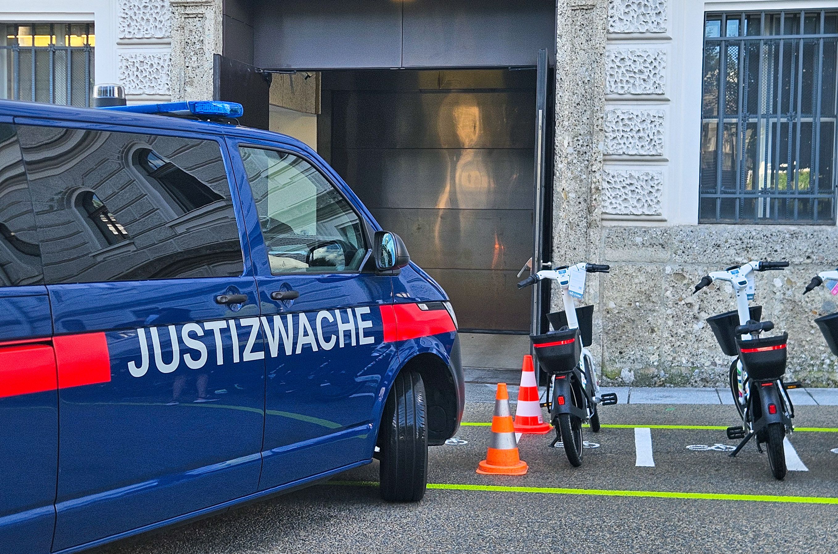 Die falsch angebrachten Abstellplätze behindern die Justizwache vor dem Landesgericht Salzburg.