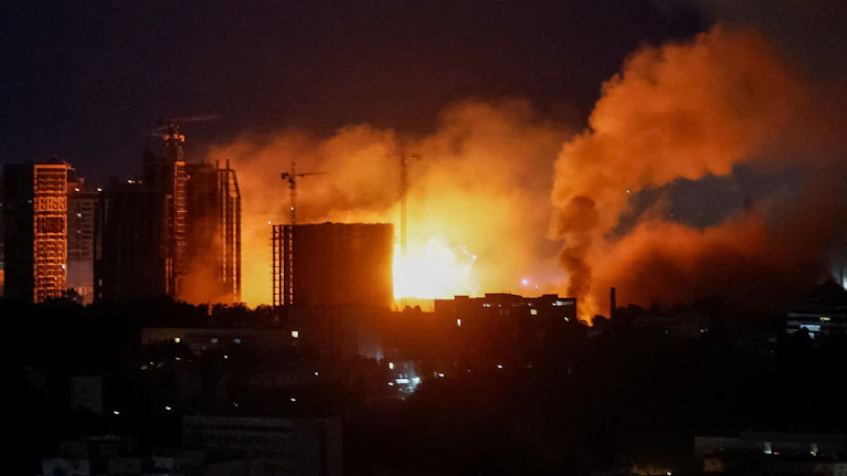 Die Ukraine kann sich kaum mehr gegen russische Raketen verteidigen. Und bei Amerikas Verbündeten wächst die Angst, bei einem Krisenfall mit leeren Händen dazustehen. Wie es so weit kommen konnte, was jetzt geschehen muss, wie rasch es Ersatz geben kann.