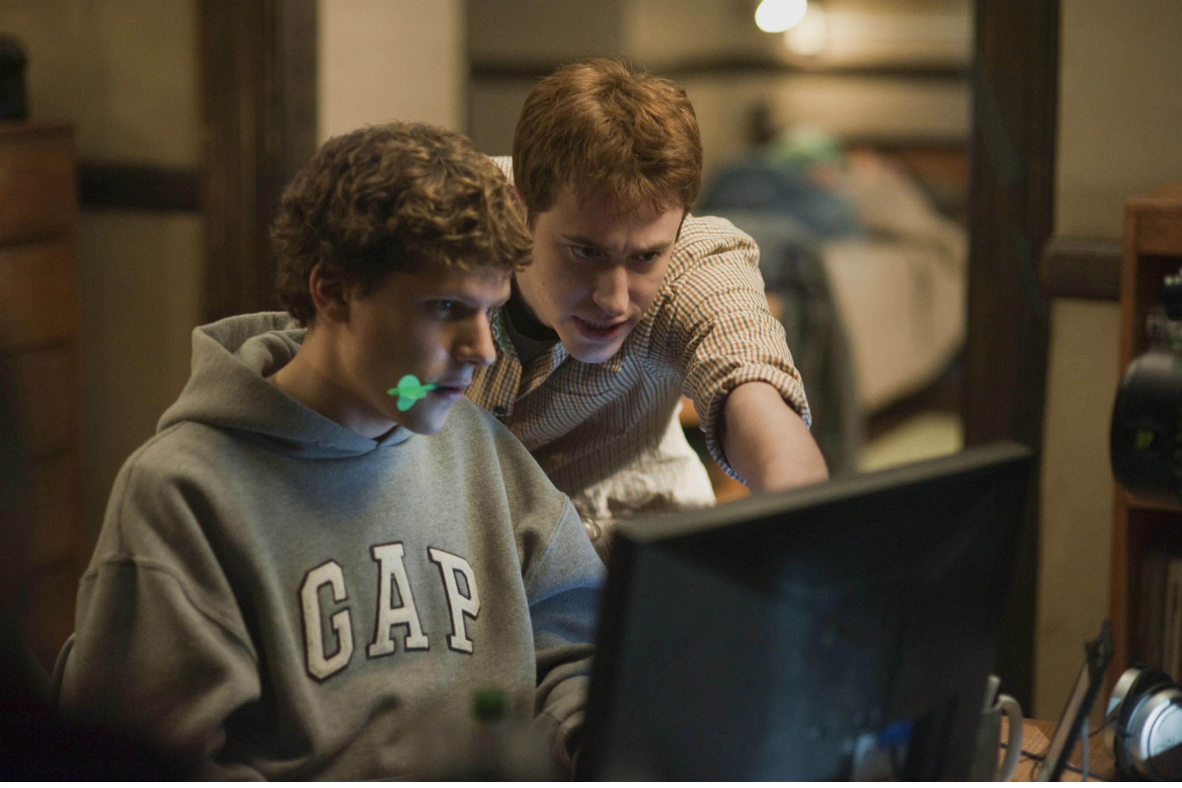 Der Hollywoodfilm "The Social Network" von 2010 mit Jesse Eisenberg als Mark Zuckerberg (l.) erhält Anfang Oktober eine Fortsetzung namens "The Social Reckoning" (<em>siehe Trailer unten</em>)