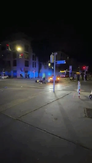 Verkehrsunfall Wien-Simmering: Schwerer Crash zwischen Auto und Motorrad am Dienstagabend, Biker schwer verletzt, Ermittlungen laufen.