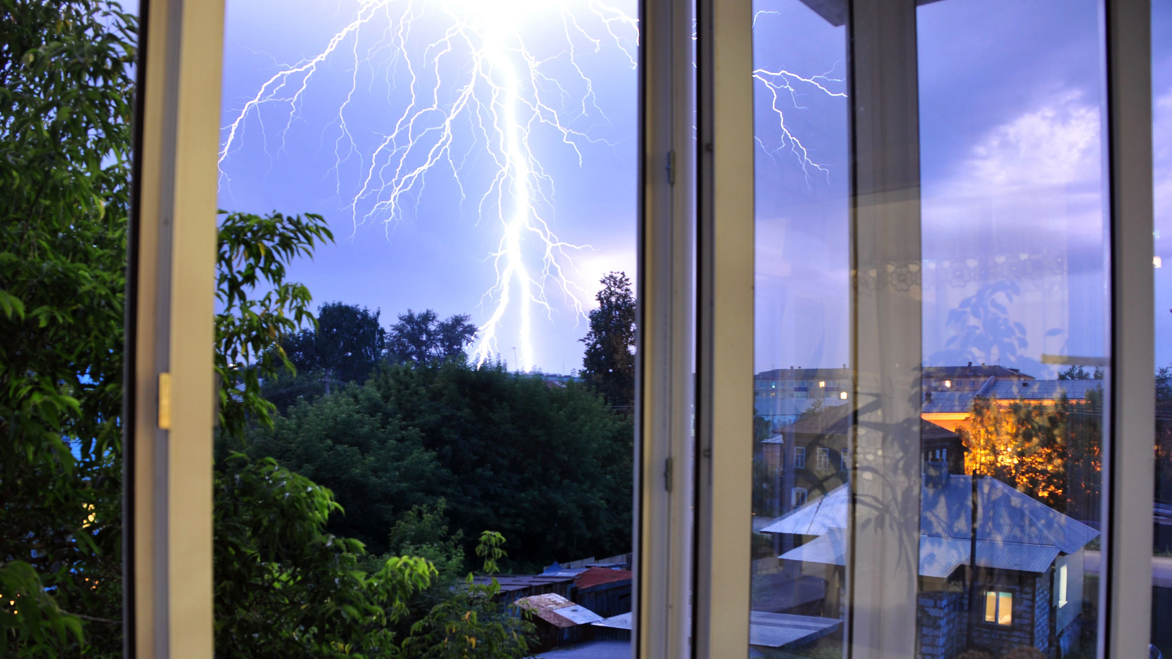 Heute.at - Donner & Durchzug: Zieht ein offenes Fenster Blitze an?