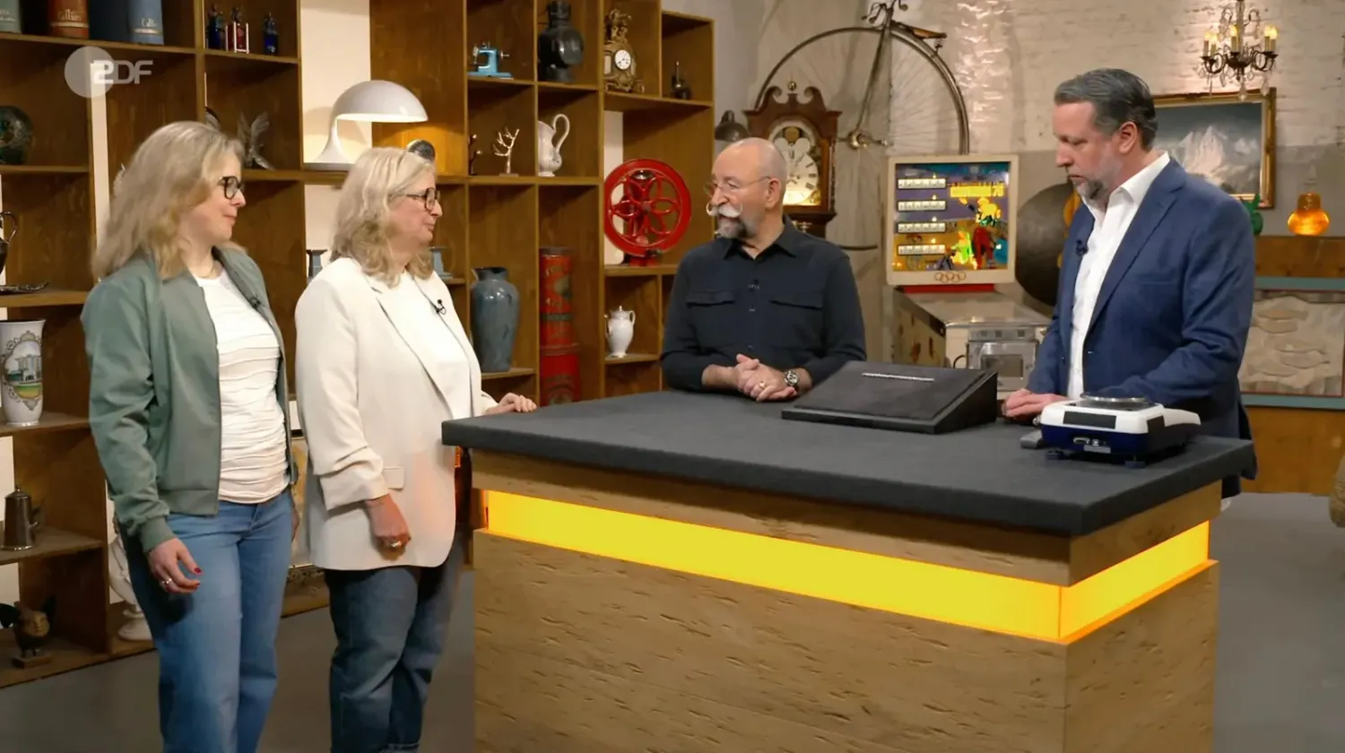 Ute und Melanie hoffen auf eine gute Bewertung.