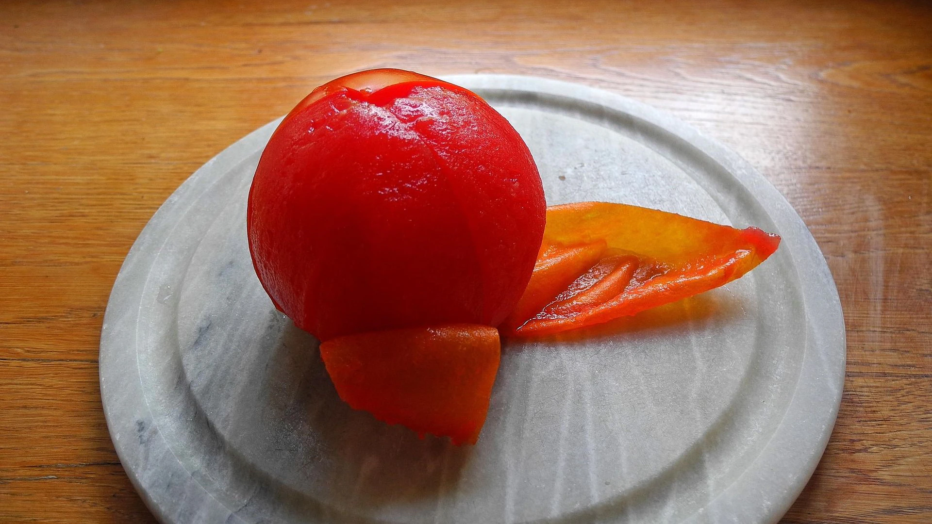 Tomate geschält