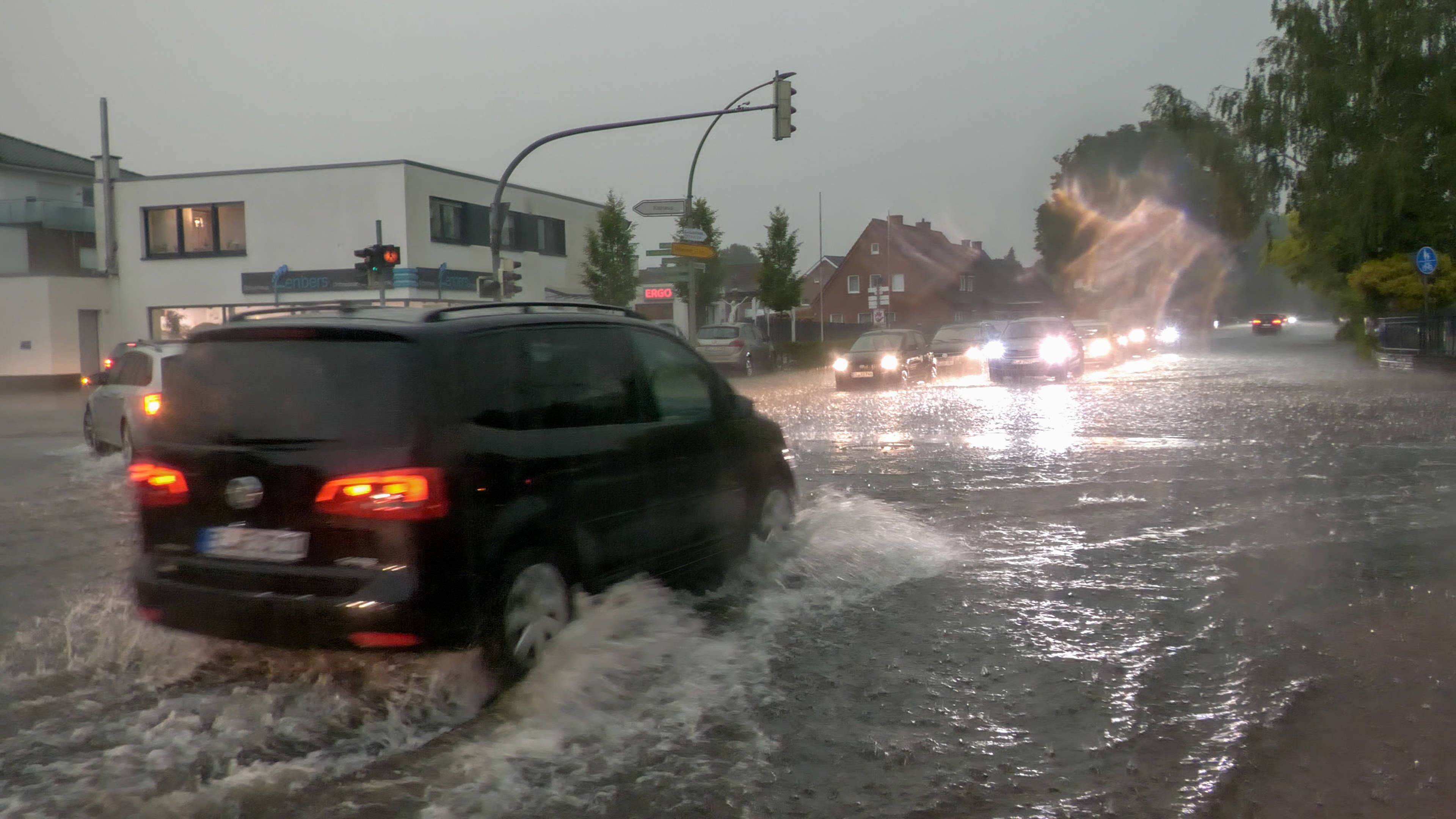 Heute.at - Nicht im Freien sein – Hagel-Gewitter in Österreich
