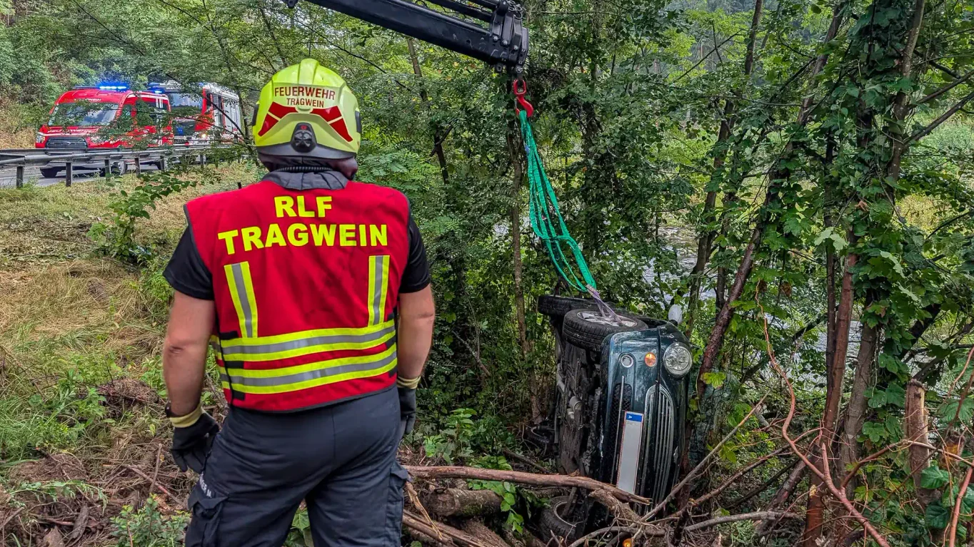 Die Feuerwehr kümmerte sich um die Bergung des Autos.