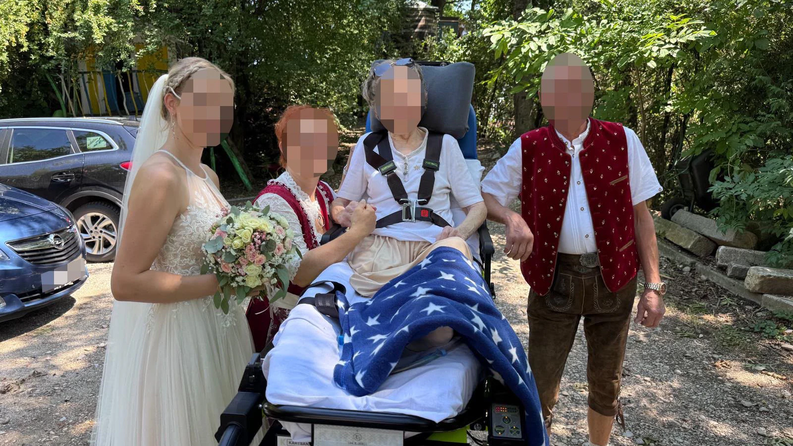 Ihre Enkelin freute sich riesig darüber, dass Oma Anna bei ihrer Hochzeit dabei sein konnte.