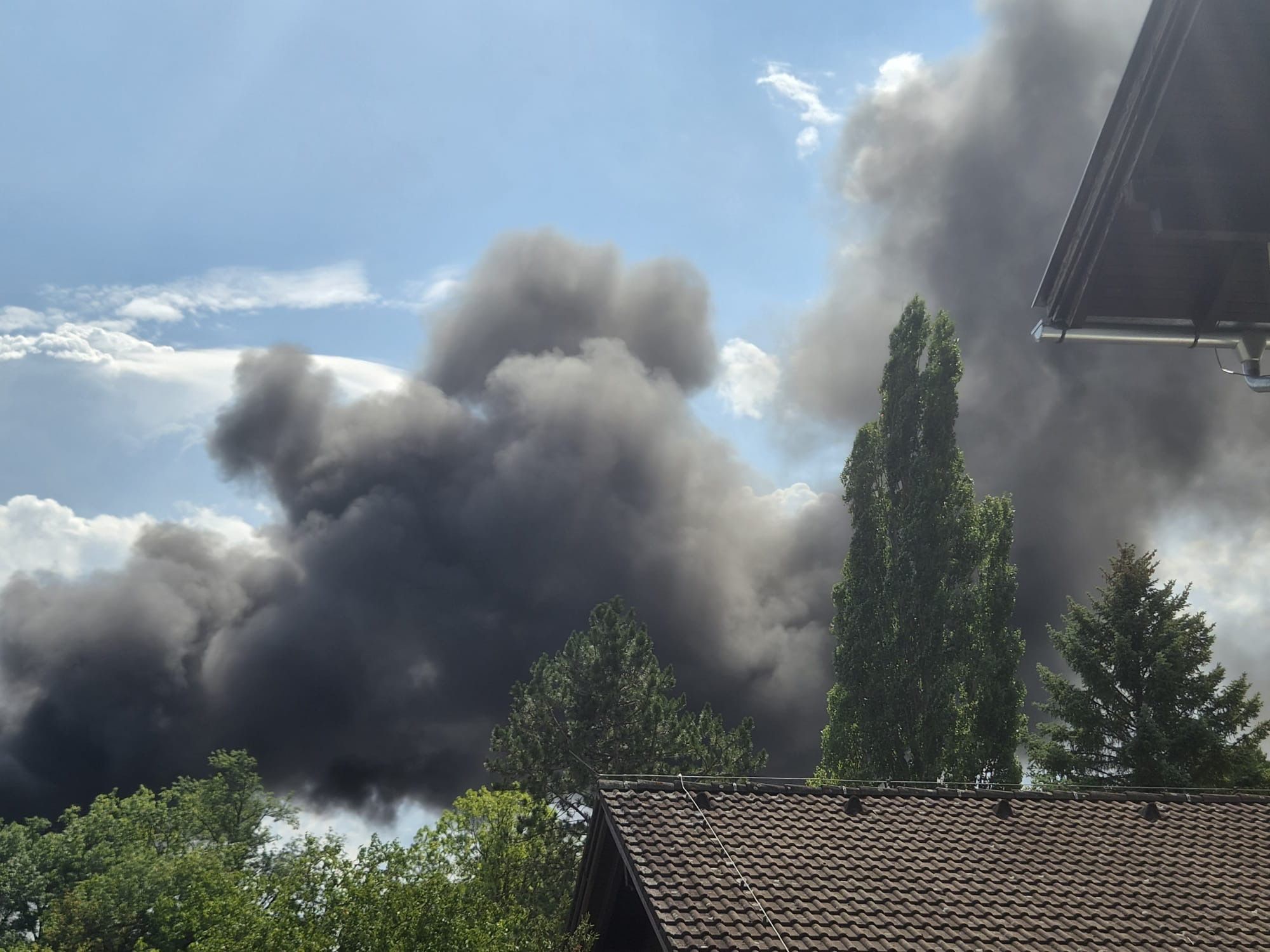 Riesen Explosion in der Hirtenberger Fabrik in Winzendorf. Laufend weitere Explosionen
