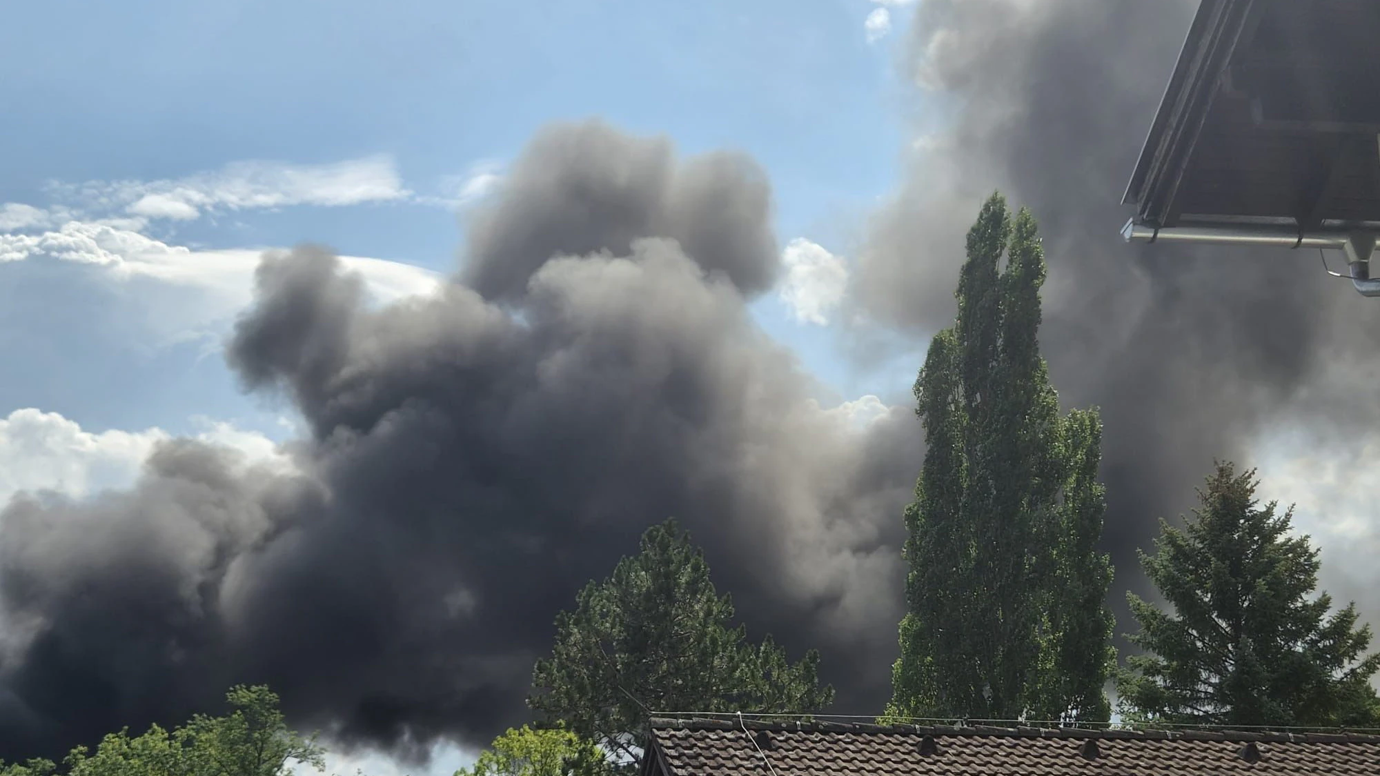 Riesen Explosion in der Hirtenberger Fabrik in Winzendorf. Laufend weitere Explosionen