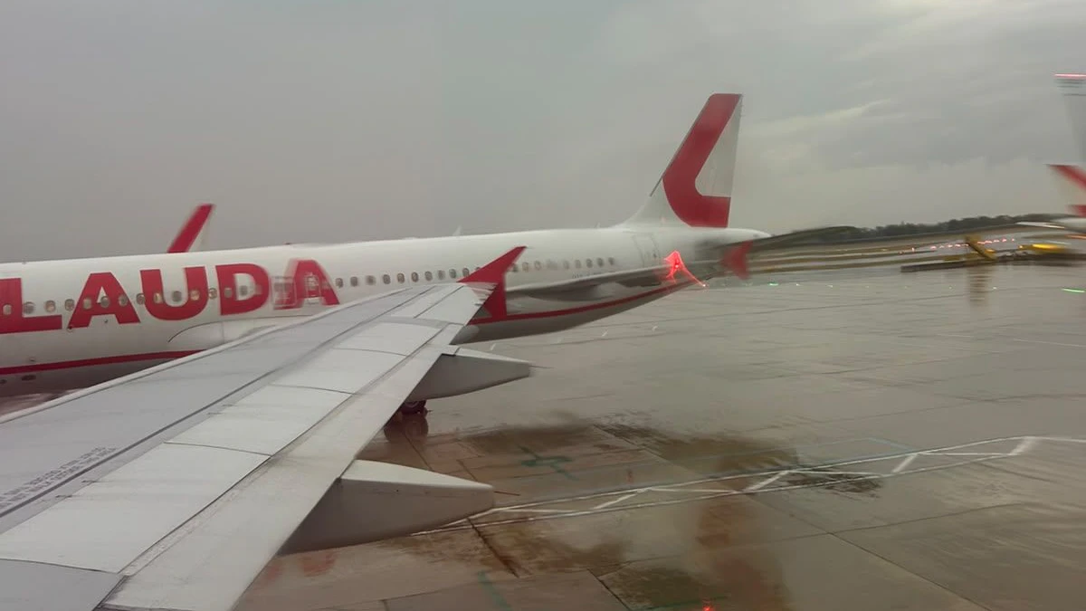 Heute.at - Passagiere am Flughafen Wien sitzen in Flieger fest