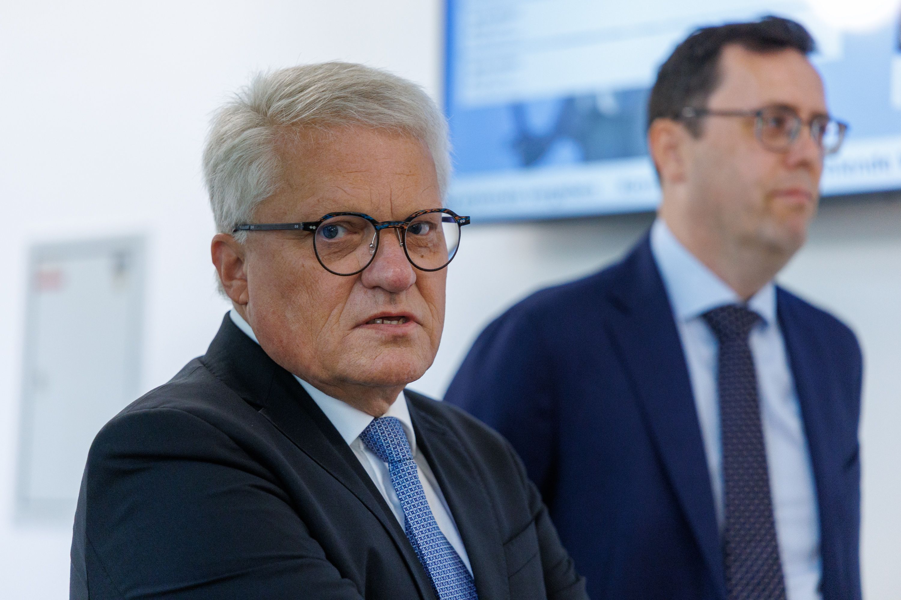 Der Linzer Ex-Bürgermeister Klaus Luger (im Bild mit seinem Anwalt) musste schon Anfang Juli vor Gericht – die Verhandlung wurde dann aber vertagt.