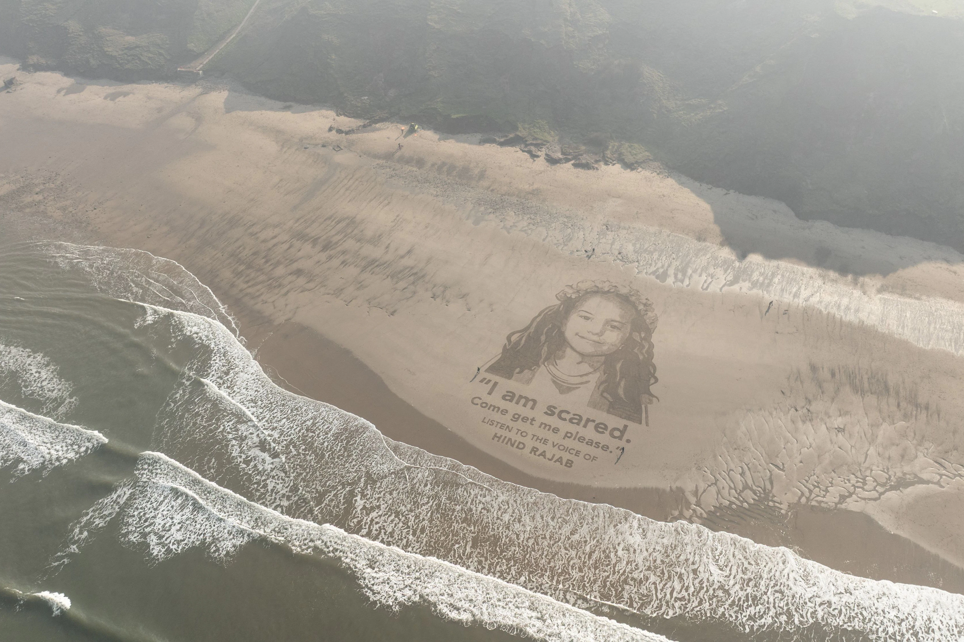 Ein Porträt von Hind Rajab im Sand an einem Strand nahe Scarborough in Großbritannien. Das Schicksal des Mädchens hatte international große Beachtung gefunden