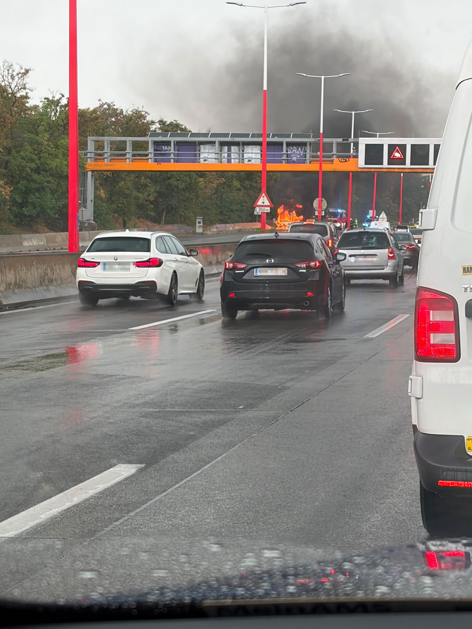 Der gelbe Lieferwagen stand auf der A23 in Richtung Graz in Brand. 