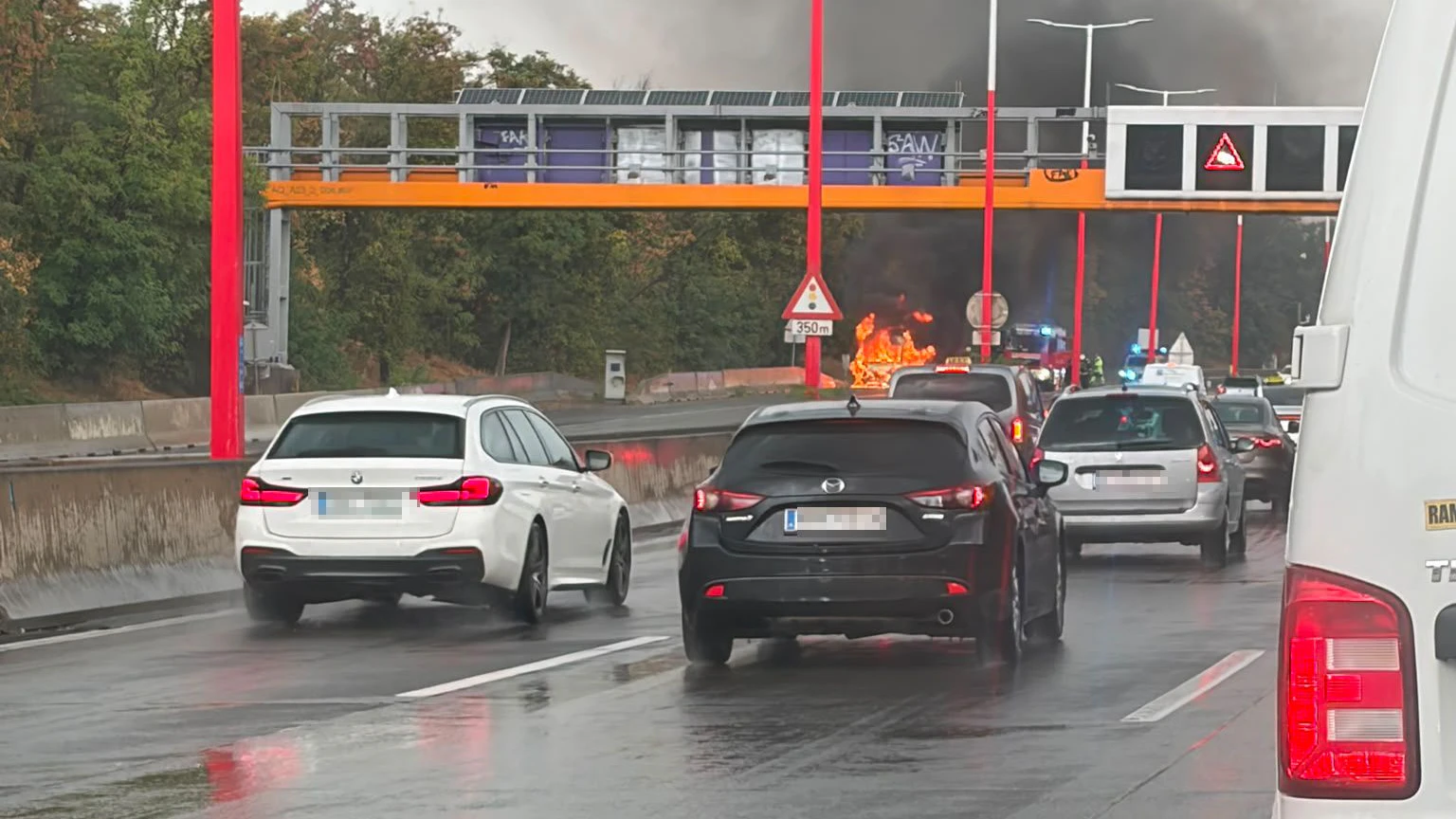 Heute.at - Lieferwagen in Vollbrand! Mega-Stau auf Wiener Tangente