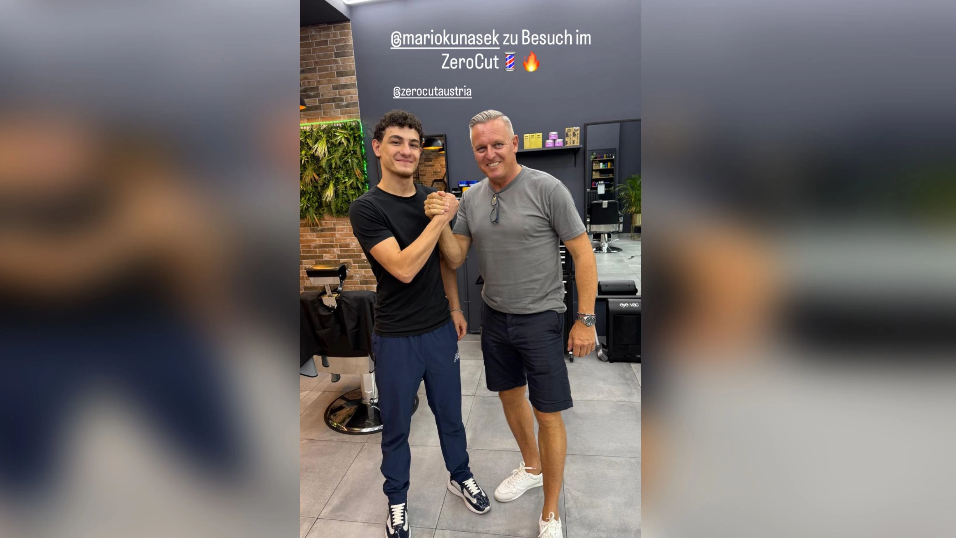 Abdul Halim durfte den Politiker beim Haareschneiden filmen, freute sich auch über ein Foto mit dem berühmten Stammgast.