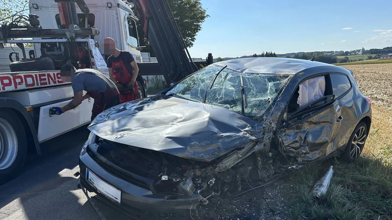 Beide Autos wurden durch den Crash schwer beschädigt.