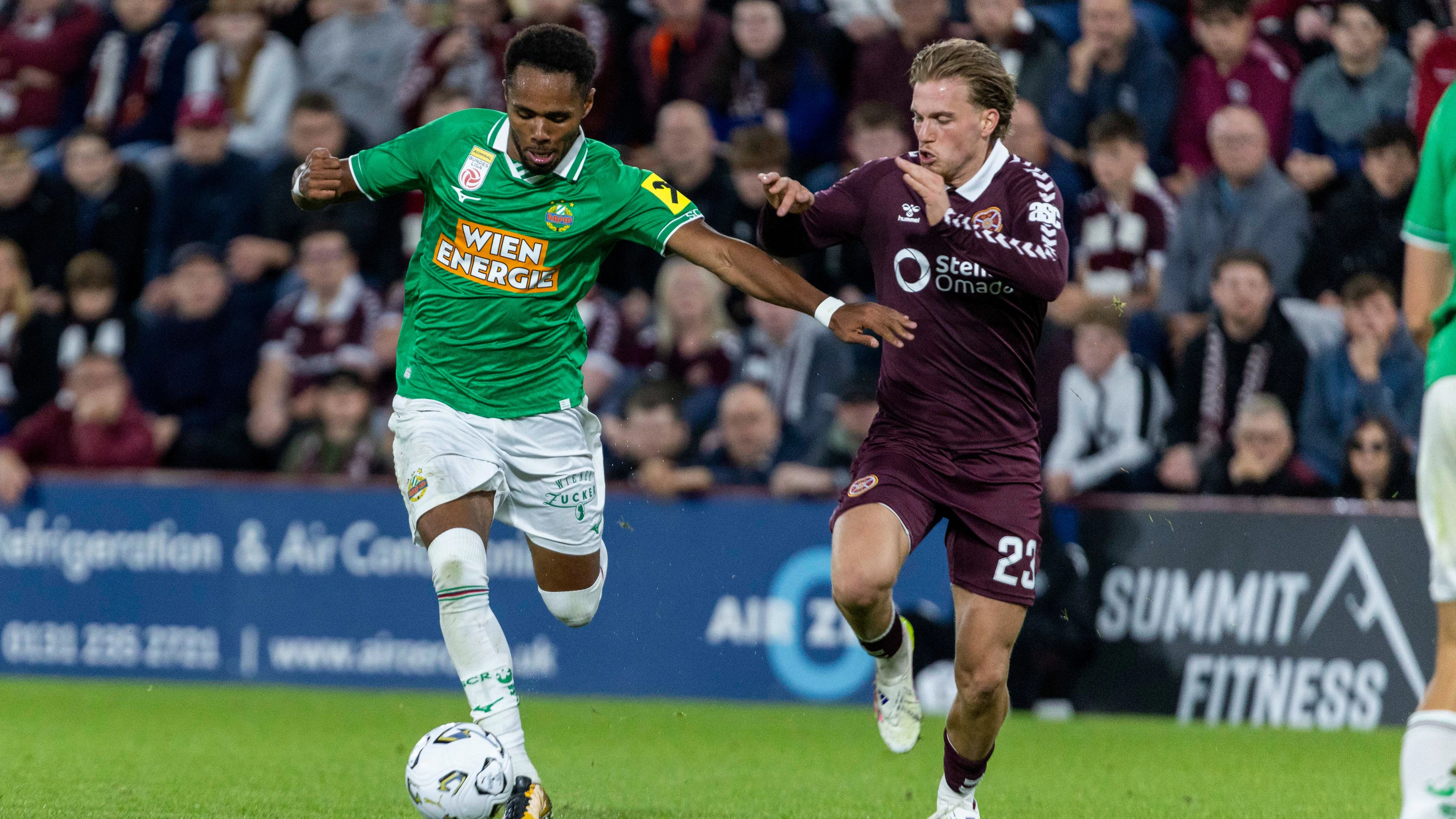 EDINBURGH,SCOTLAND,20.AUG.26 - SOCCER - UEFA Conference League, play-off, Heart of Midlothian FC vs SK Rapid Wien. Image shows Petter Nosa Dahl (Rapid) and Jordi Altena (Hearts). Photo: GEPA pictures/ Philipp Brem